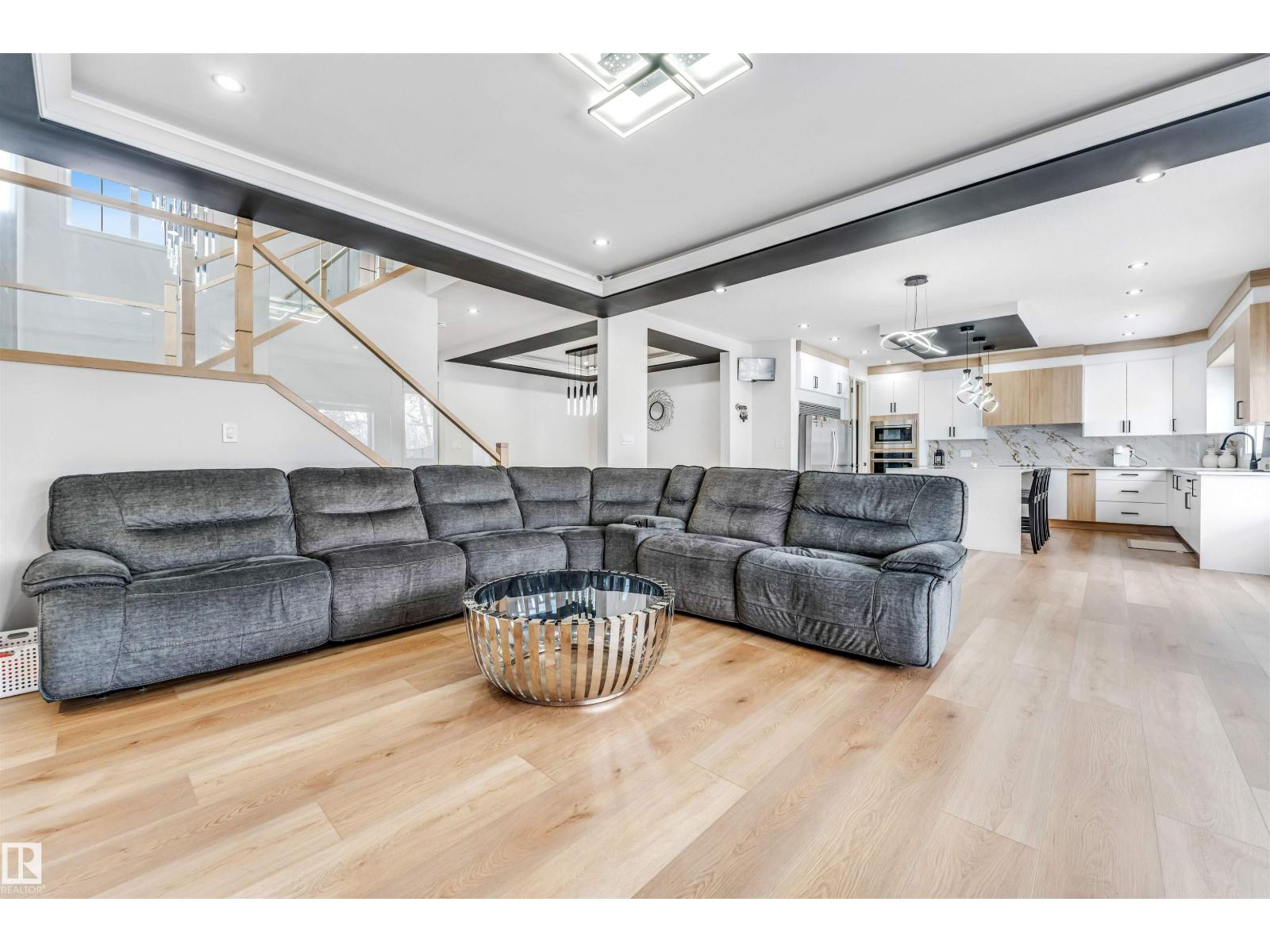 304 33 AV NW - 9
