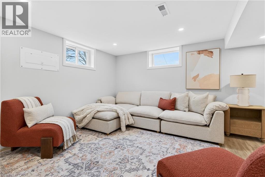 330 EAST 15TH Street Unit# Lower, Hamilton, Ontario, L9A4G5 — Photo 4