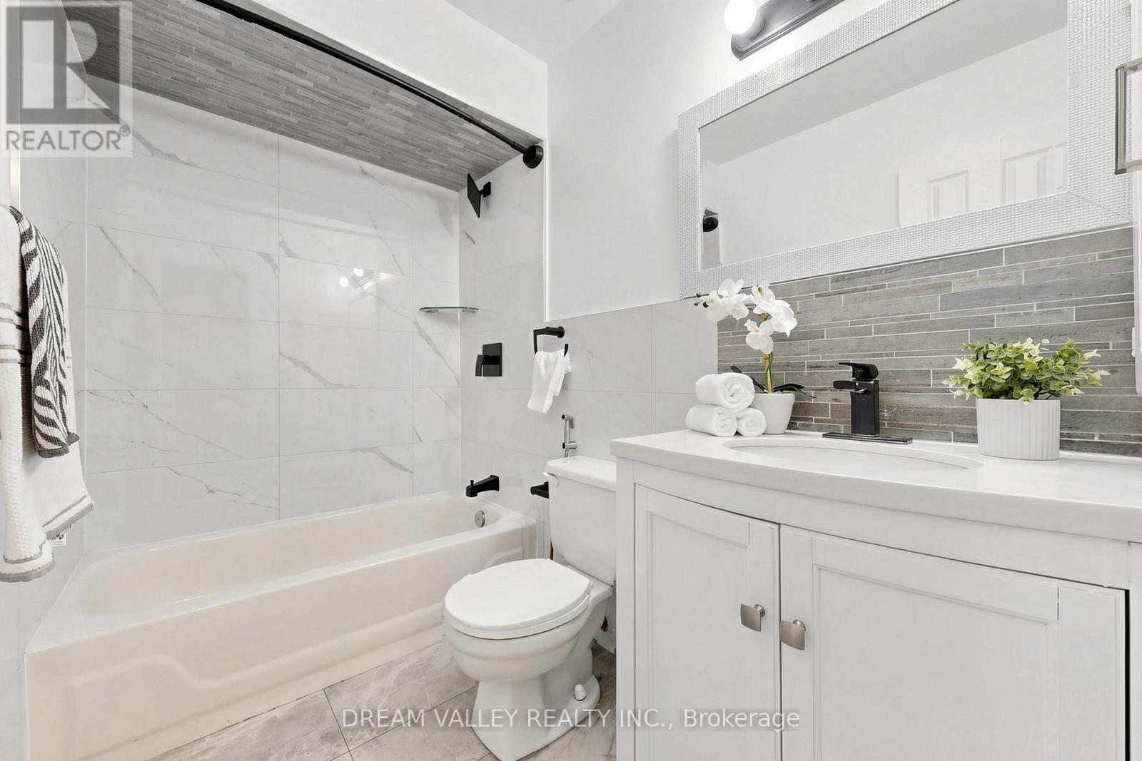 #62 2075 WARDEN AVENUE - 24