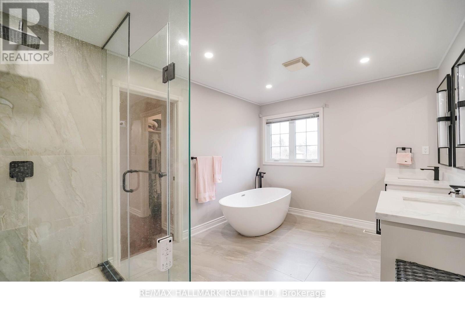 33 OATLANDS CRESCENT - 32