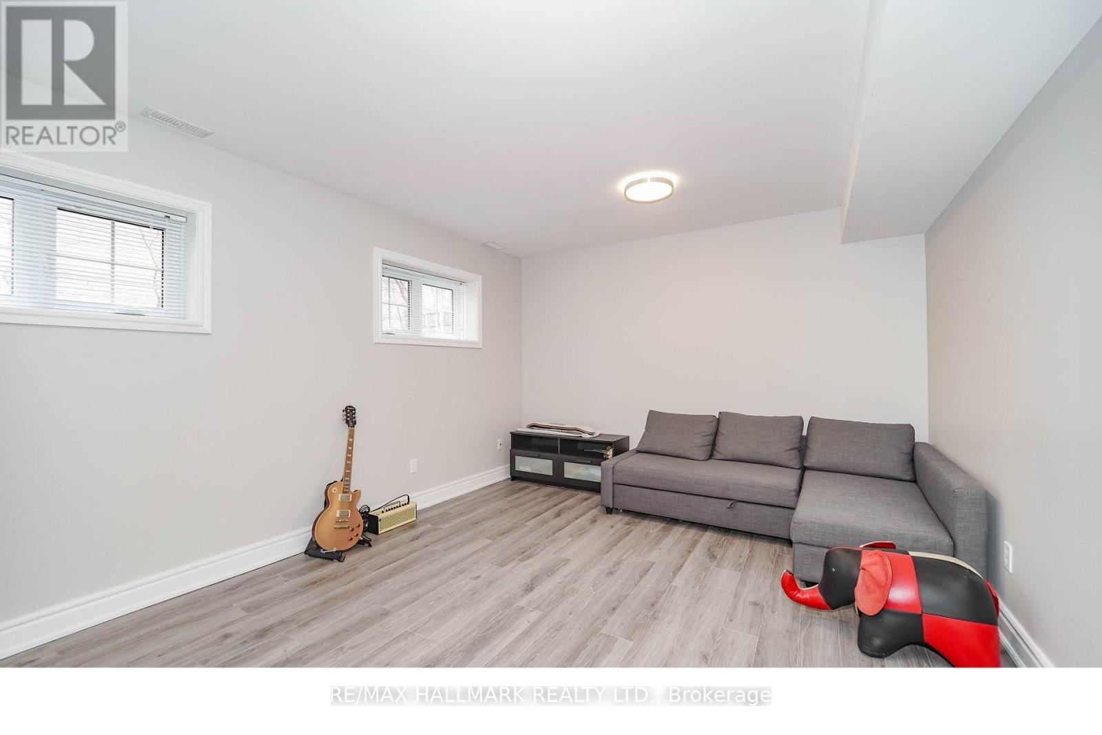 33 OATLANDS CRESCENT - 38