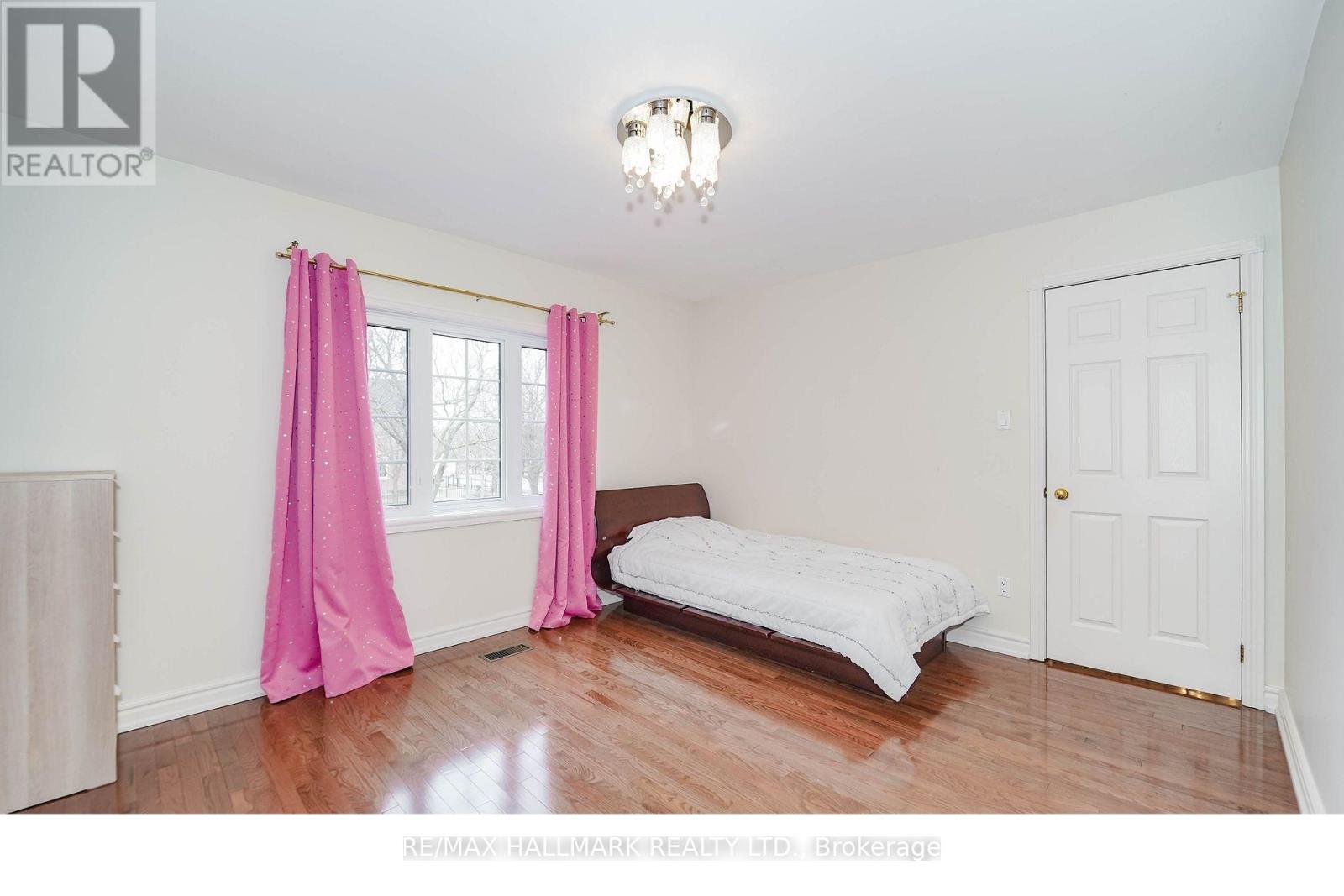 33 OATLANDS CRESCENT - 39