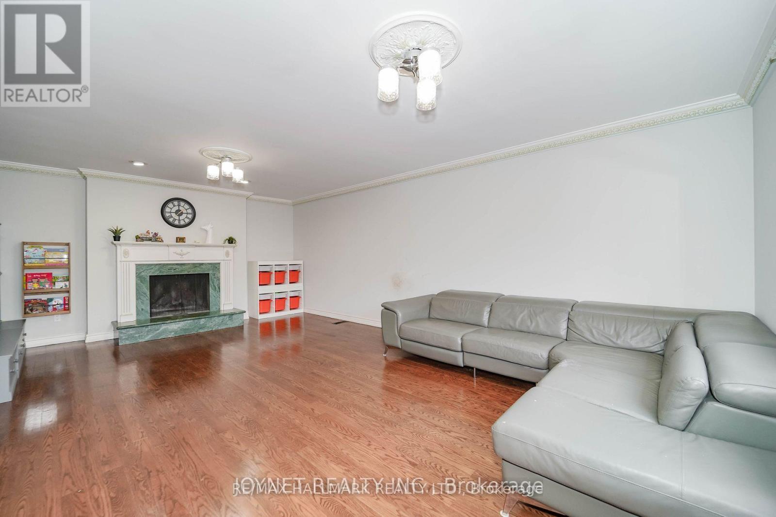 33 OATLANDS CRESCENT - 44