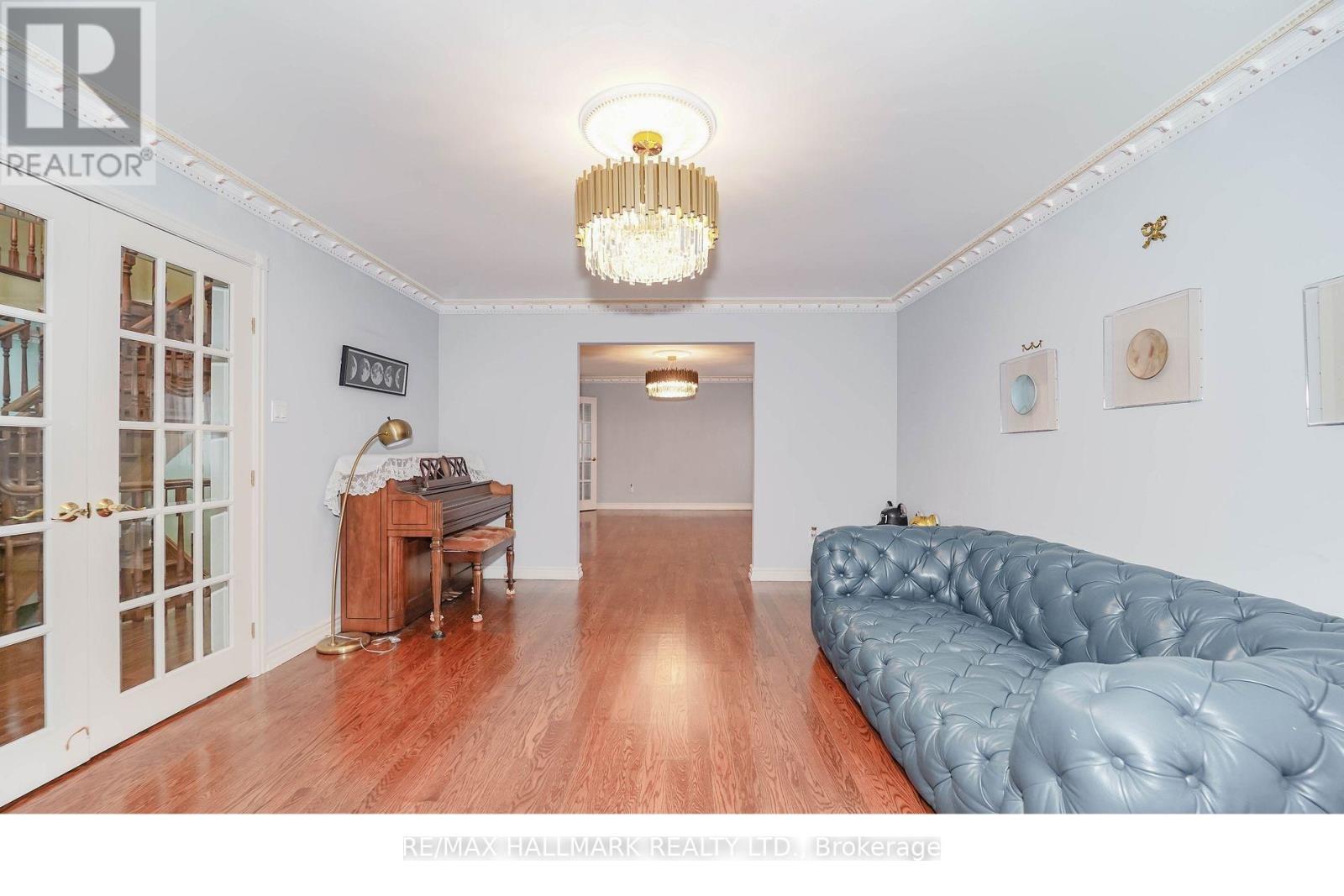 33 OATLANDS CRESCENT - 47