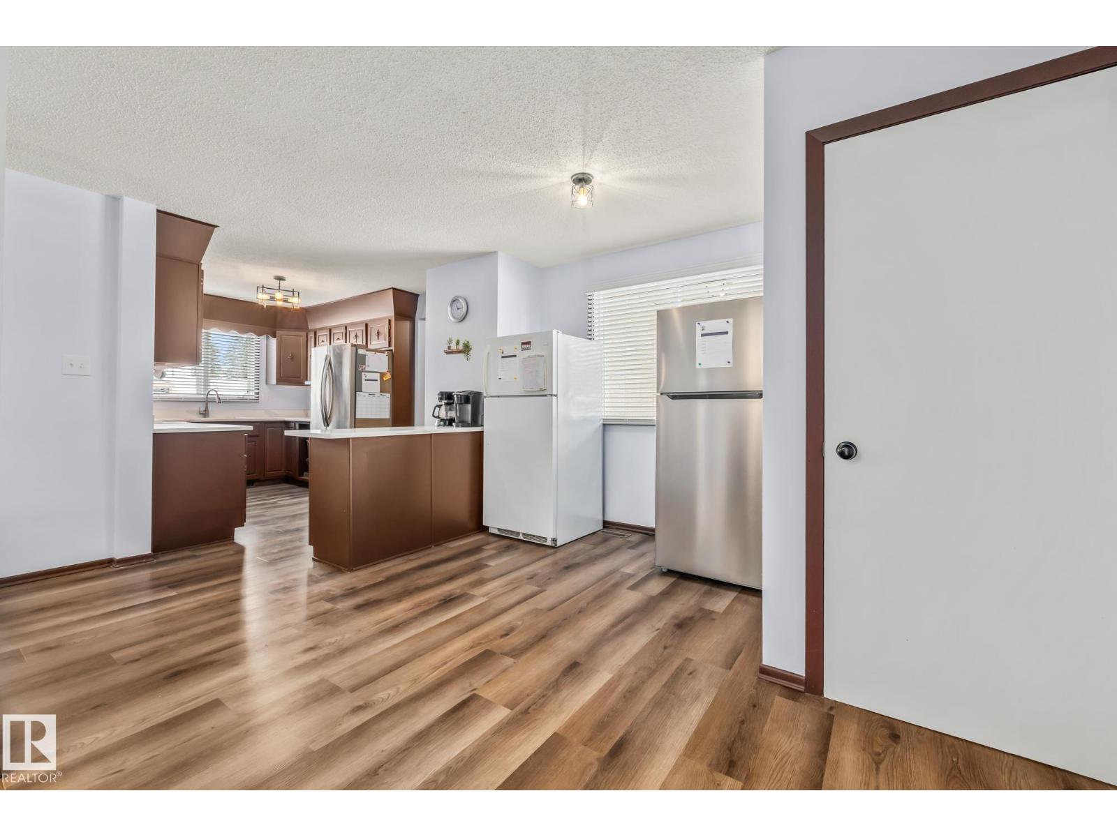 8812 135 AV NW - 16