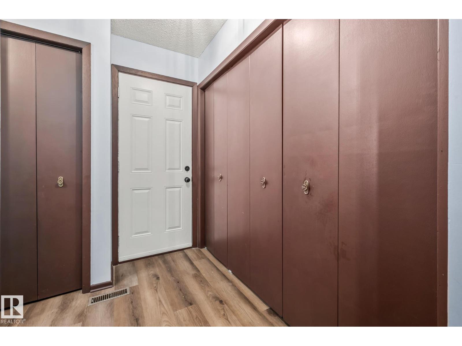 8812 135 AV NW - 18