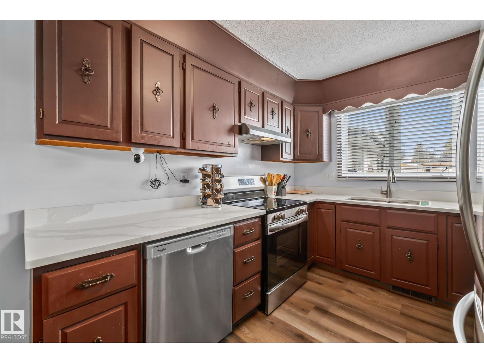 8812 135 AV NW - 12
