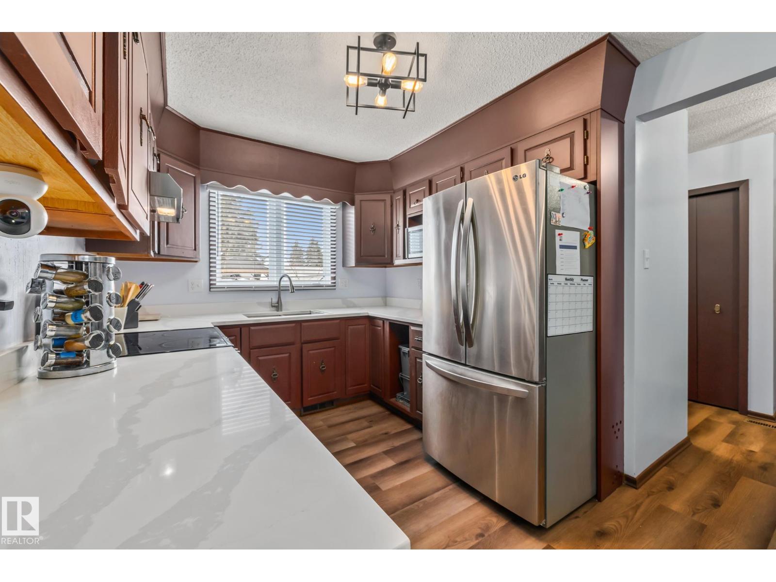 8812 135 AV NW - 13