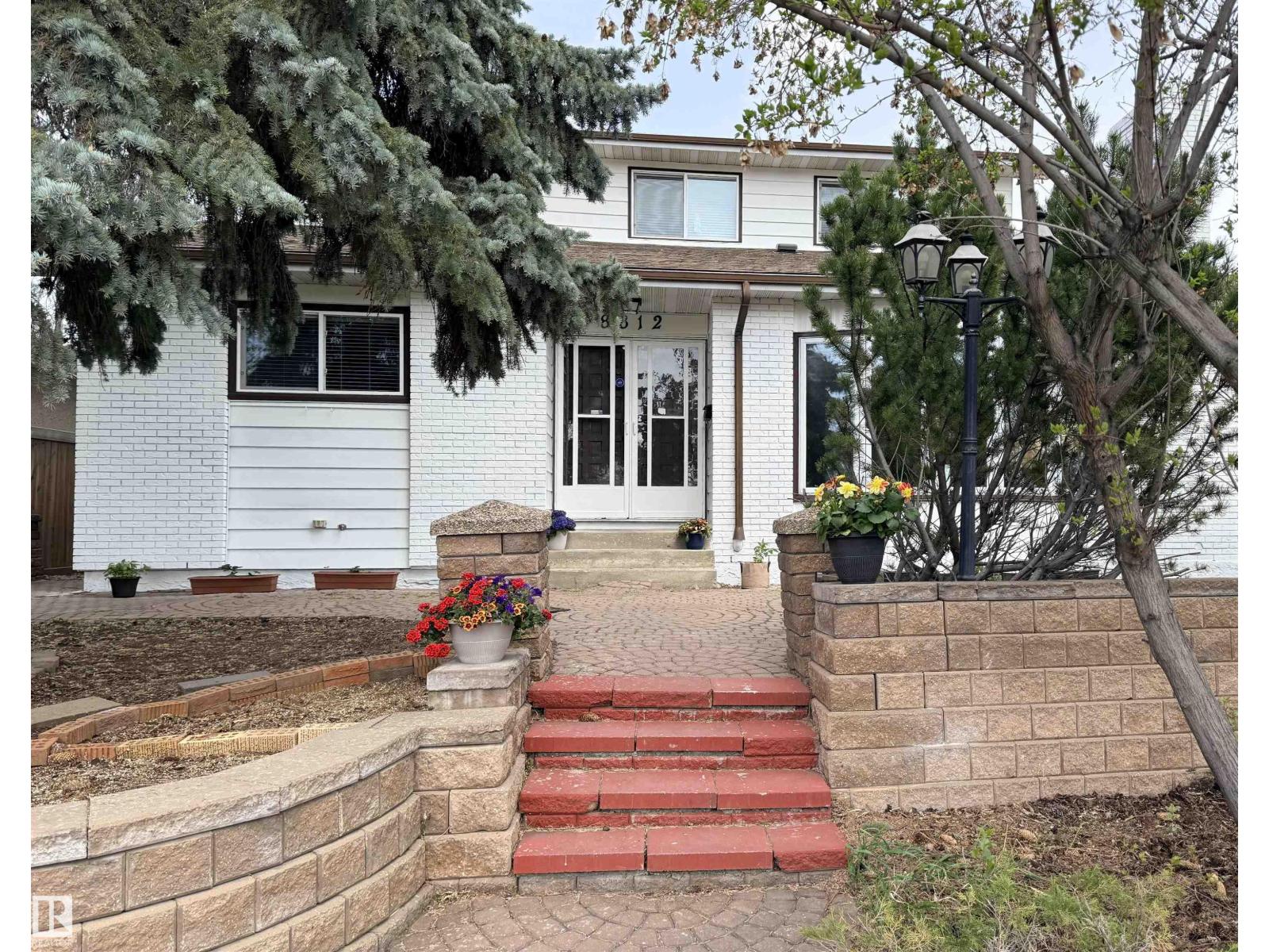 8812 135 AV NW - 1