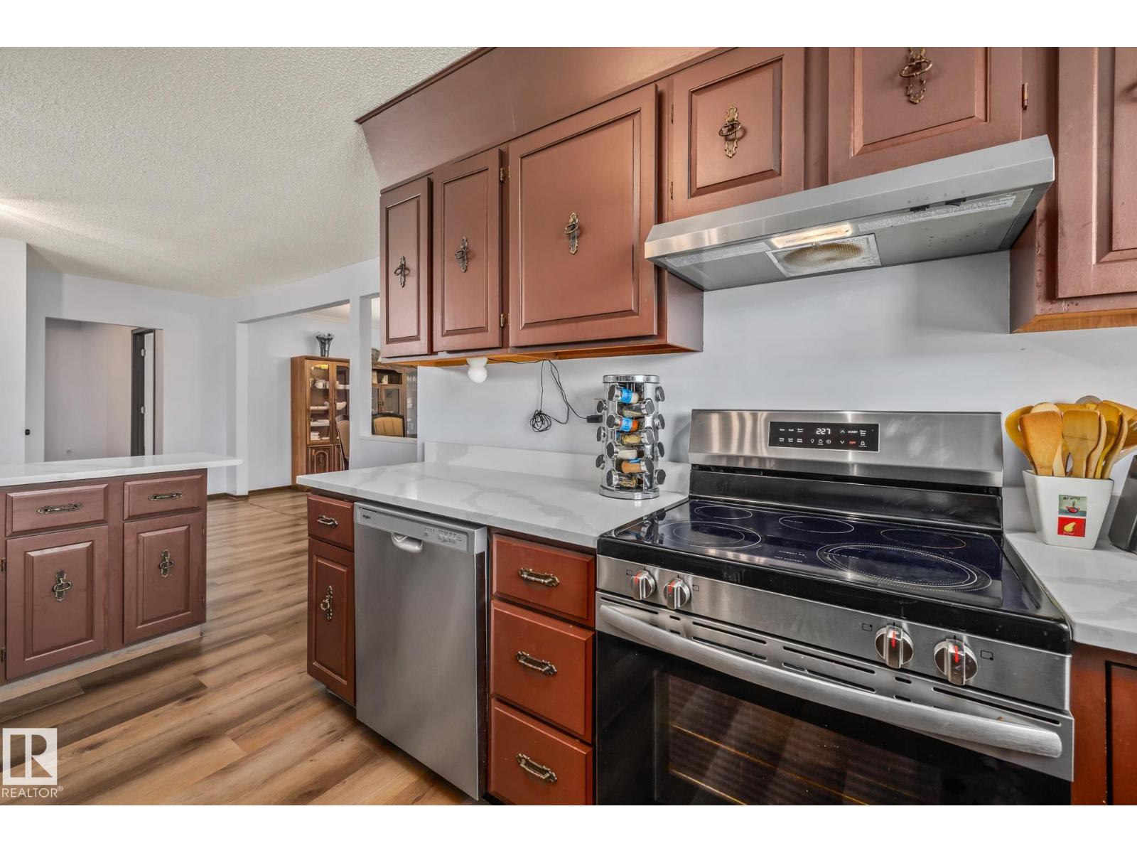 8812 135 AV NW - 15