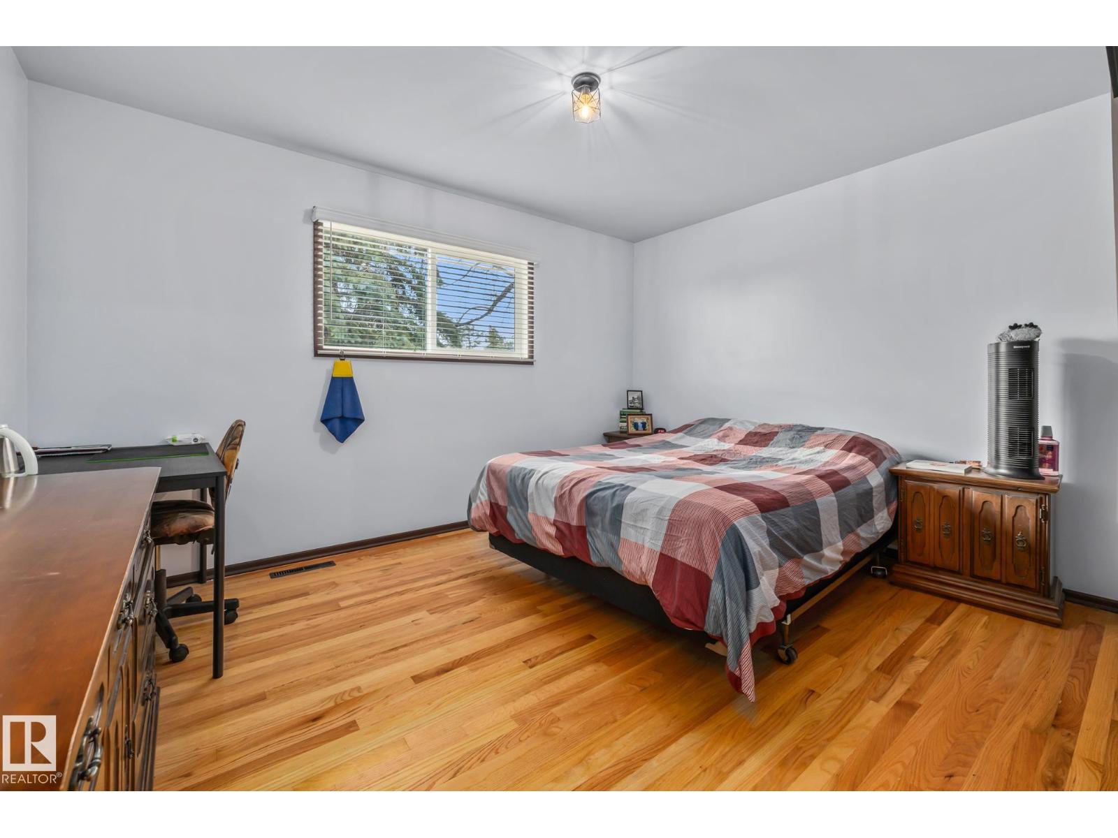 8812 135 AV NW - 27