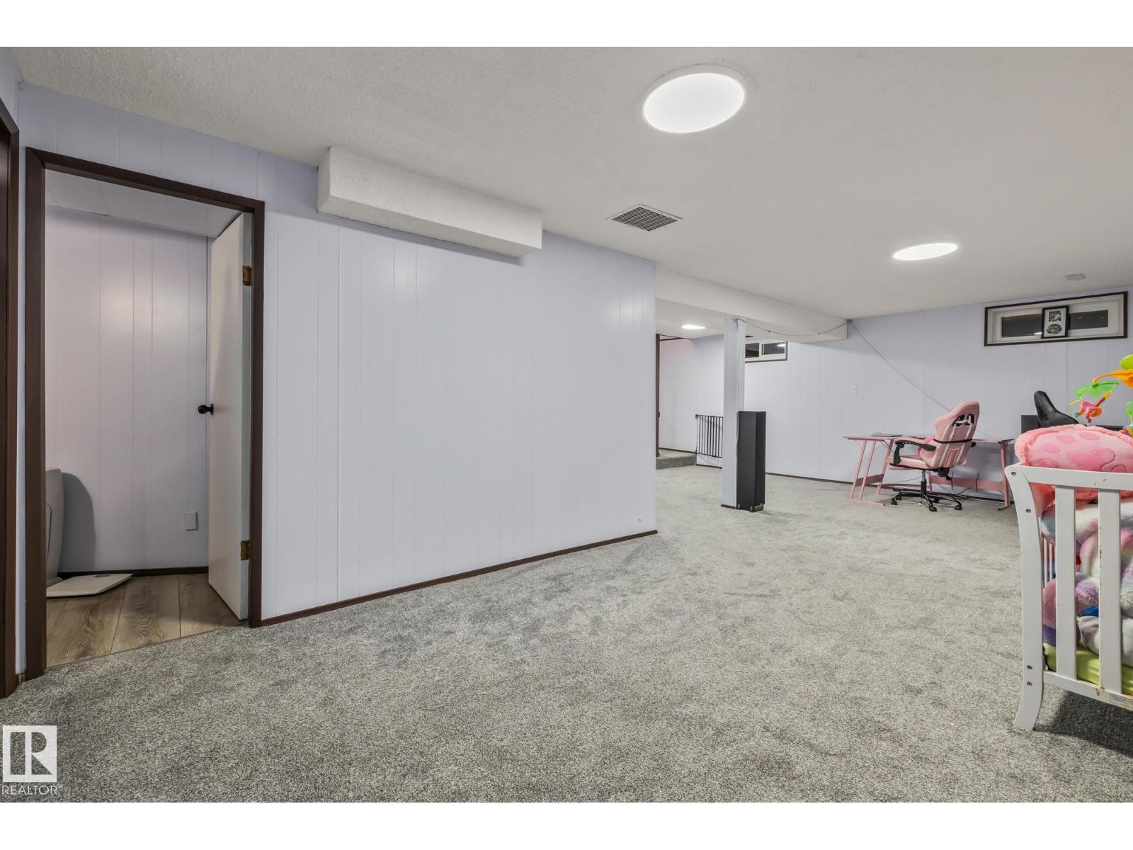 8812 135 AV NW - 40