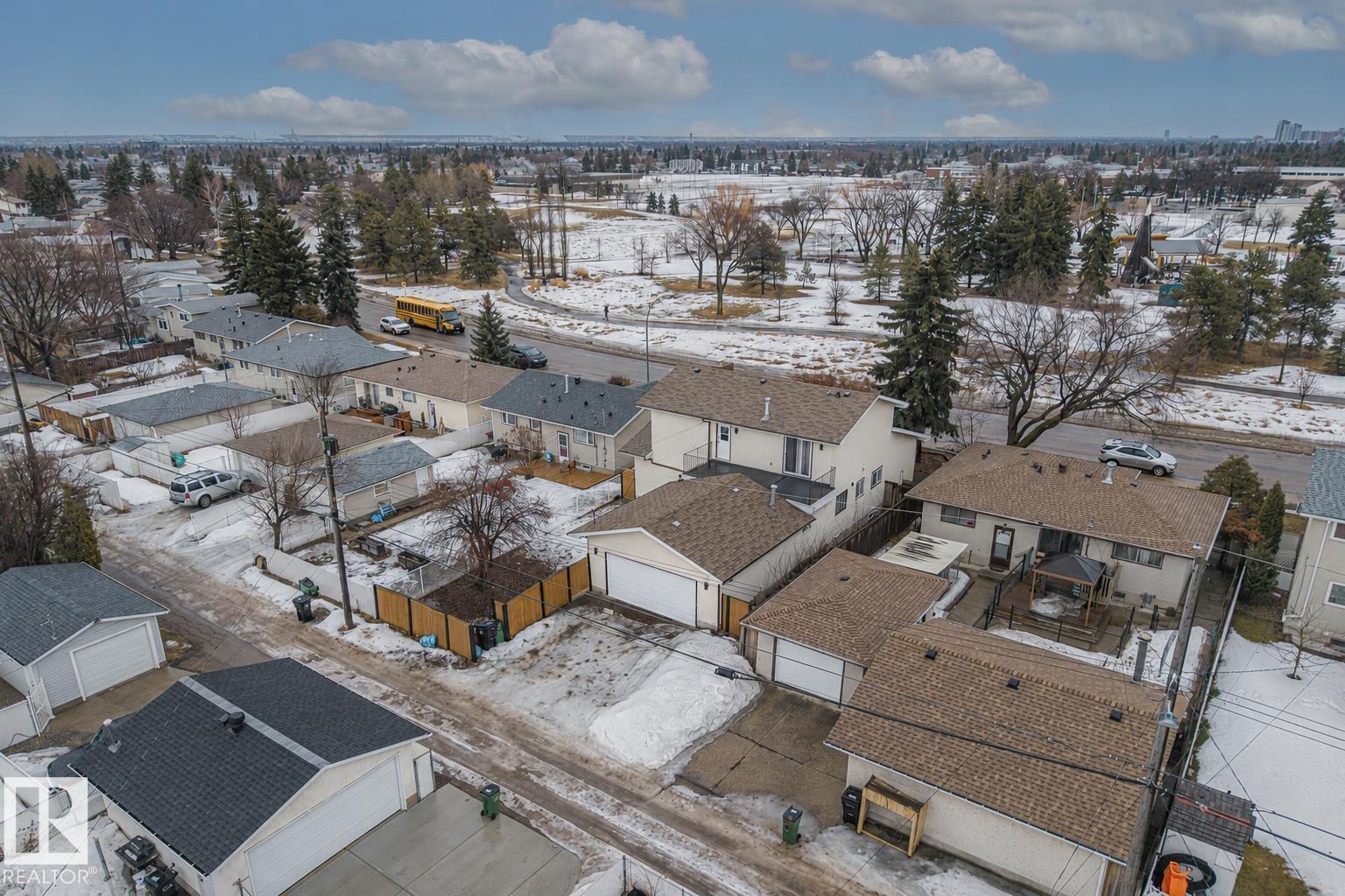 8812 135 AV NW - 53