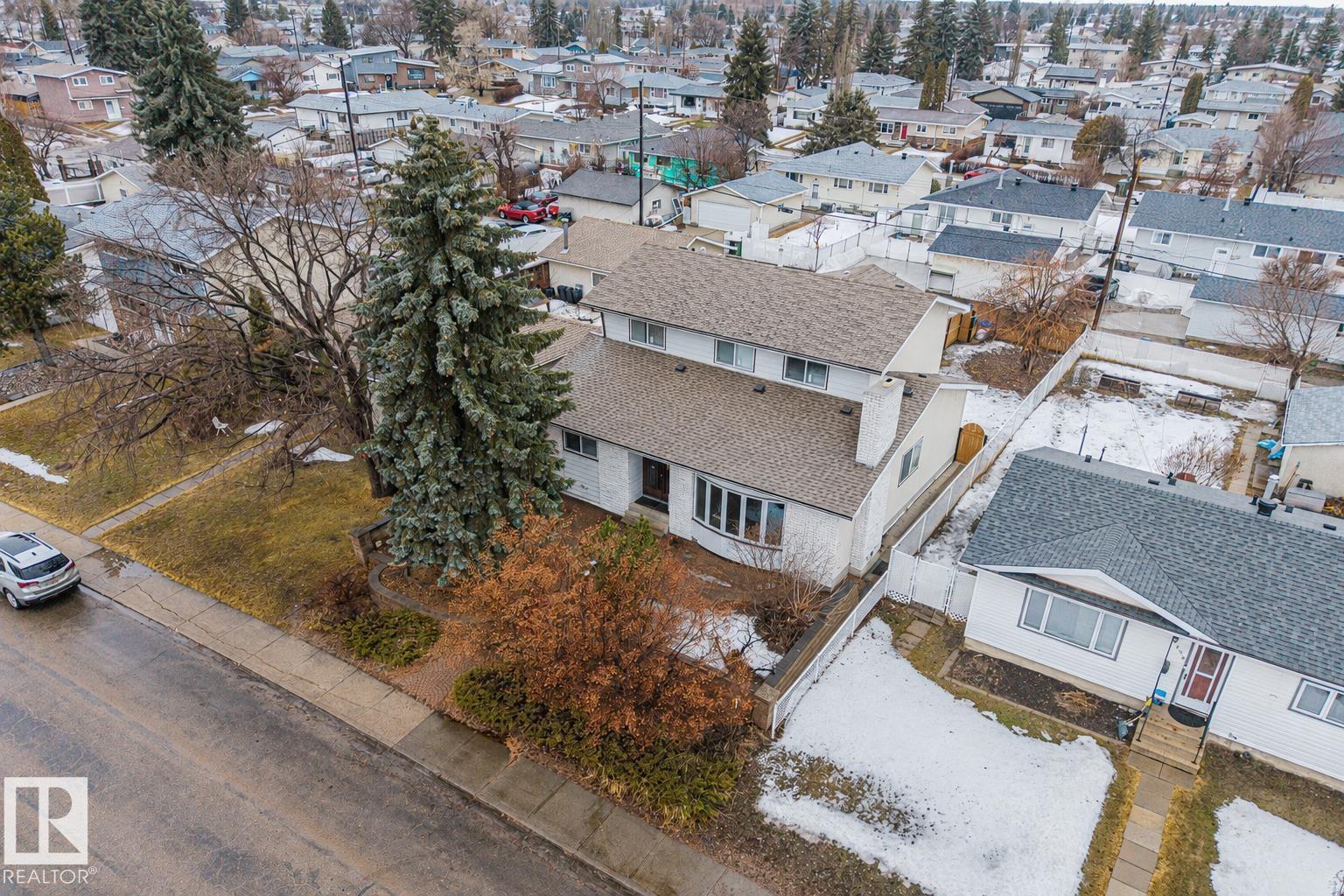8812 135 AV NW - 52