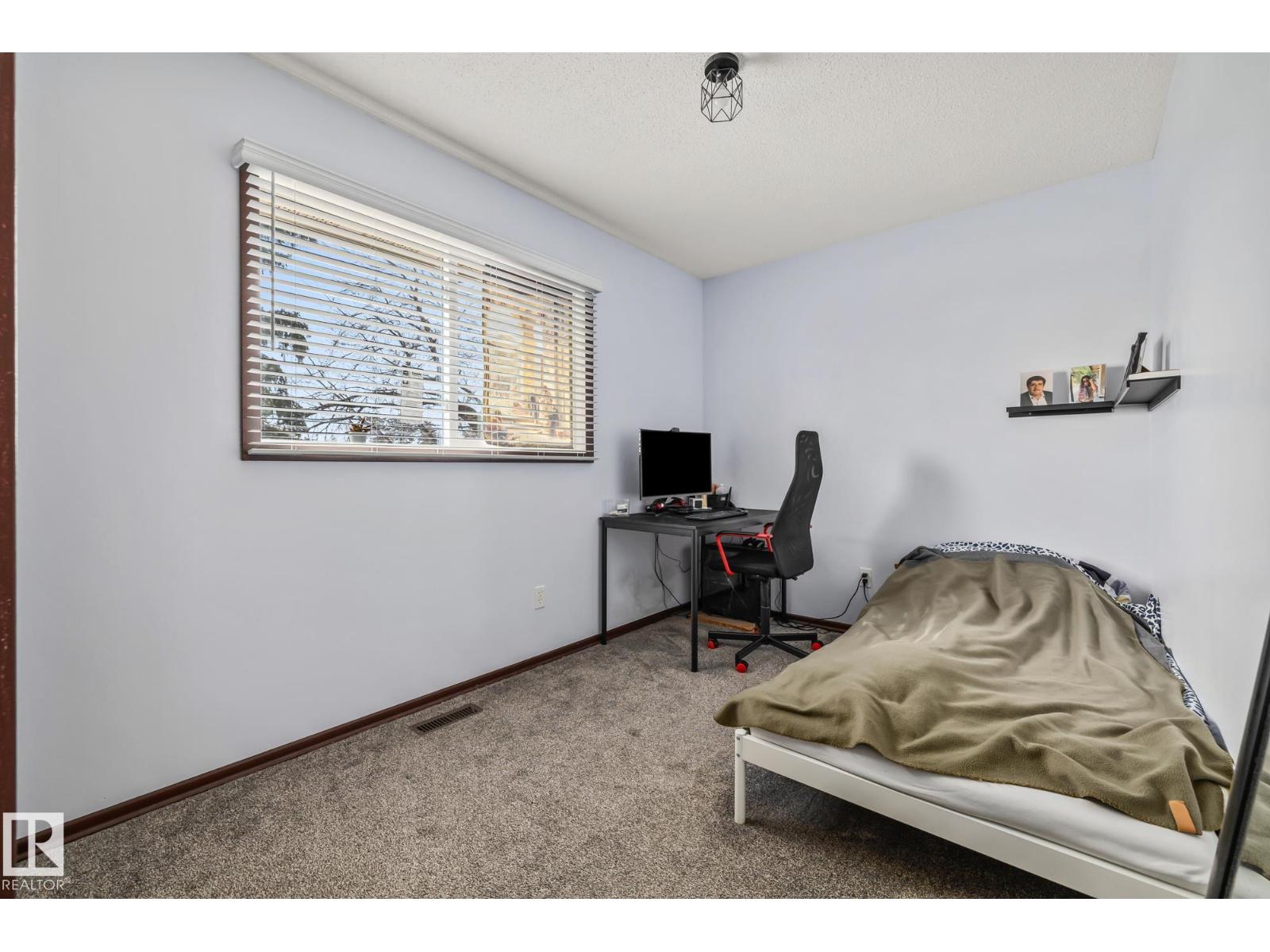 8812 135 AV NW - 32