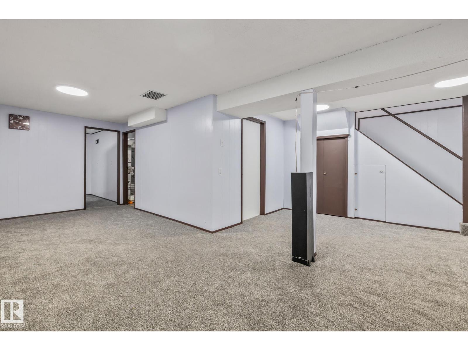 8812 135 AV NW - 39
