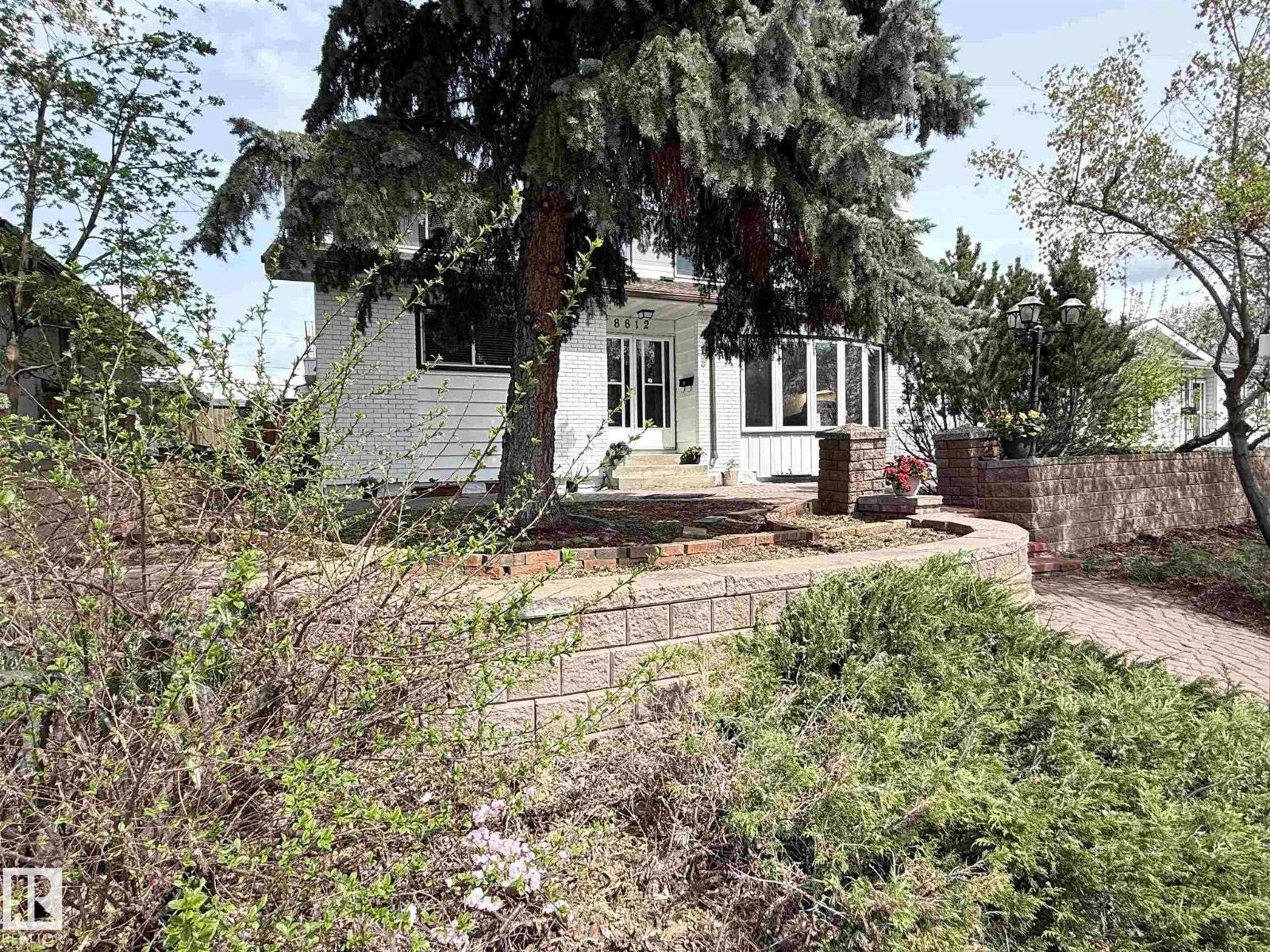 8812 135 AV NW - 46