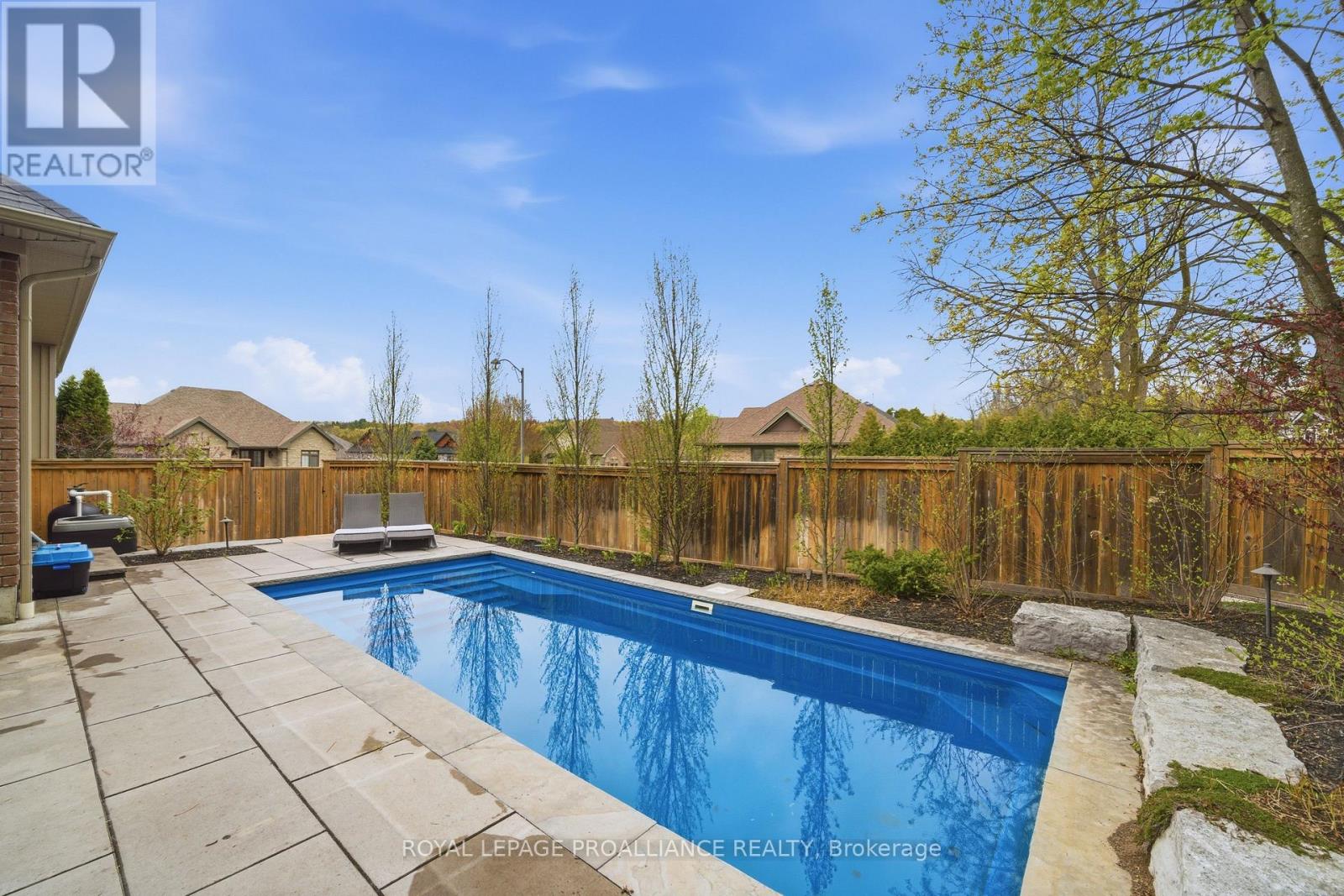 14 ROSSLYN DRIVE - 36