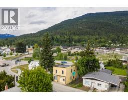 Kitchen - 604 Fourth Street E, Revelstoke, BC V0E2S0 Photo 12