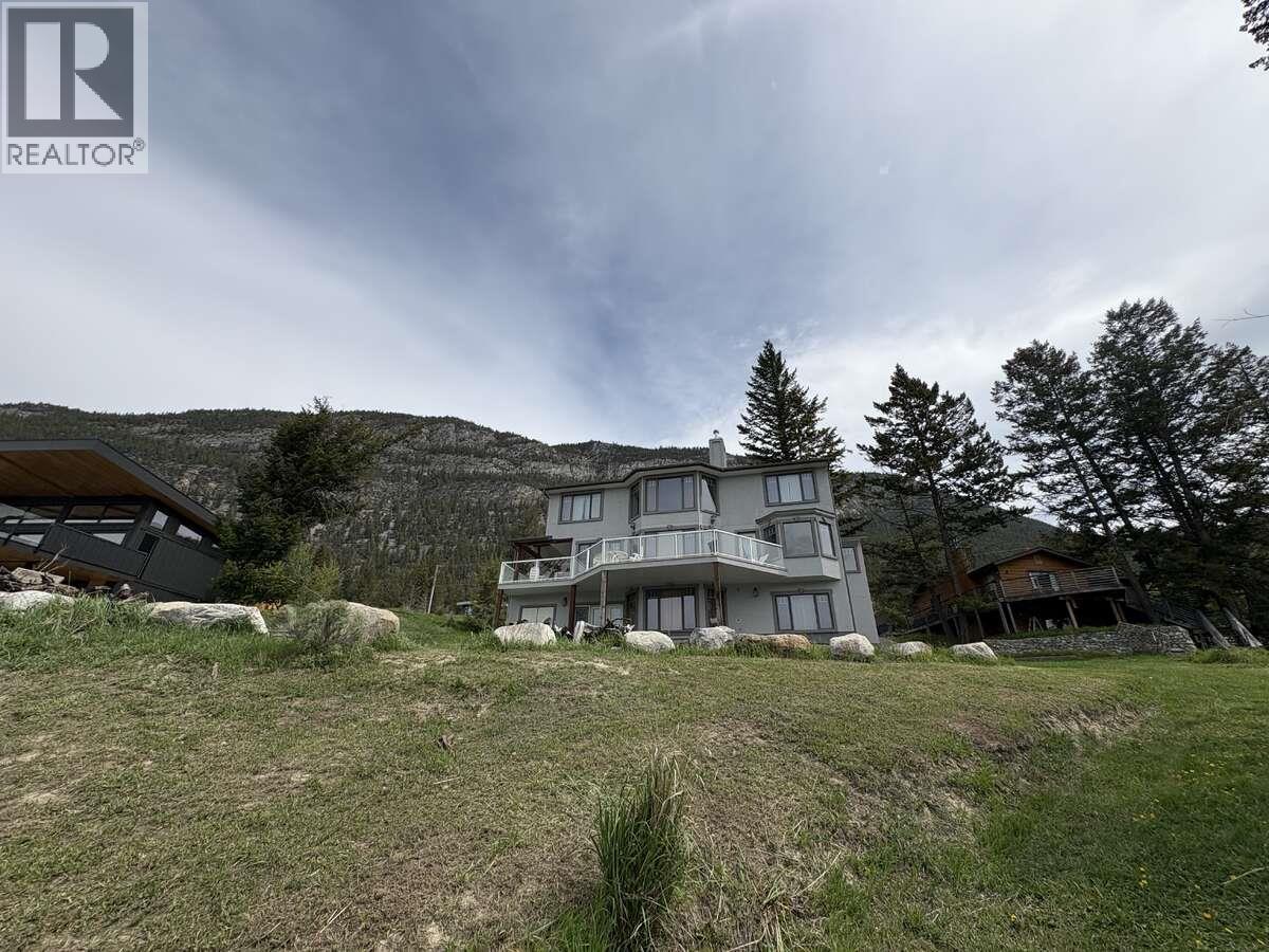 8381 RICHARDSON Crescent - 2