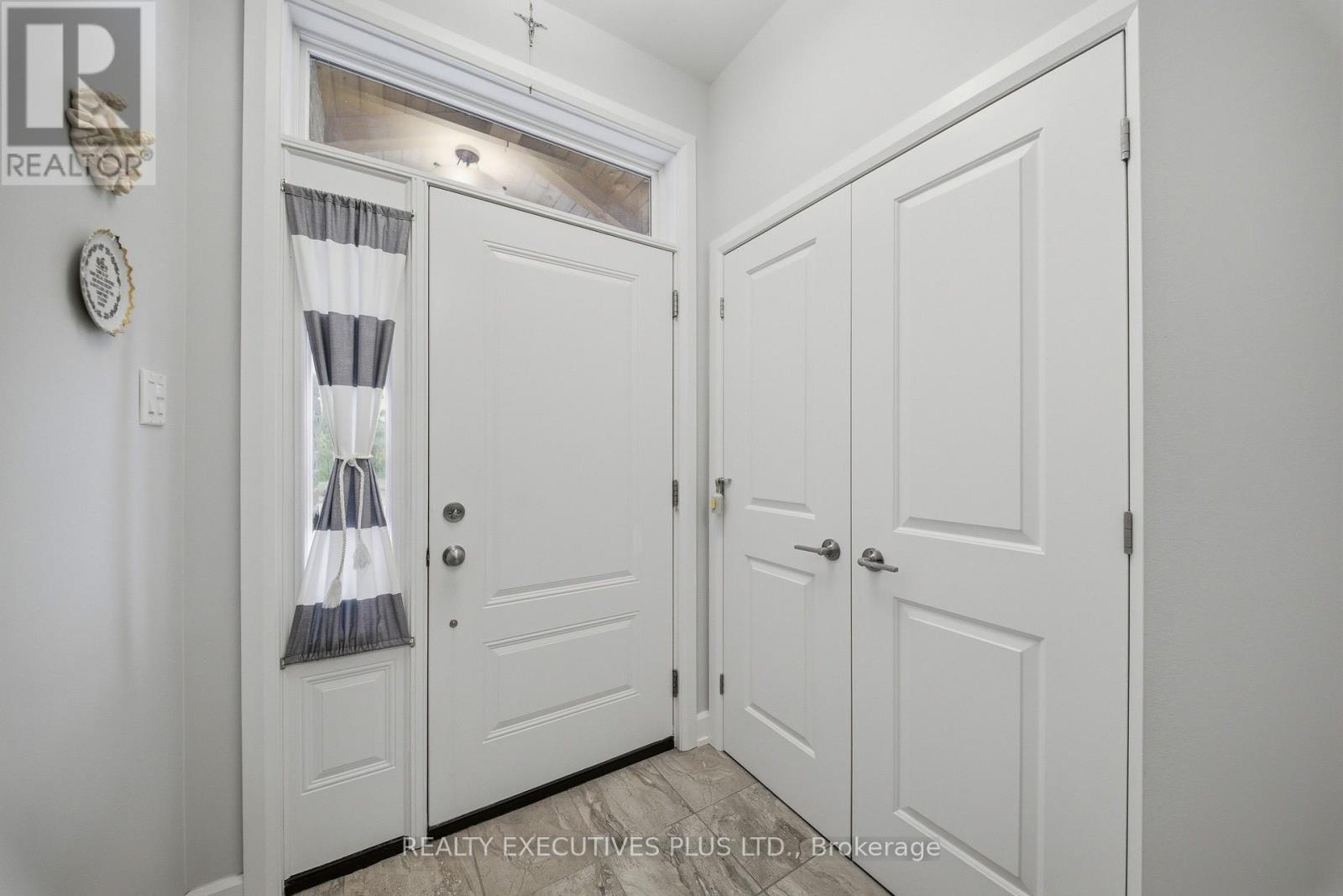 405 VOYAGEUR PLACE W - 4