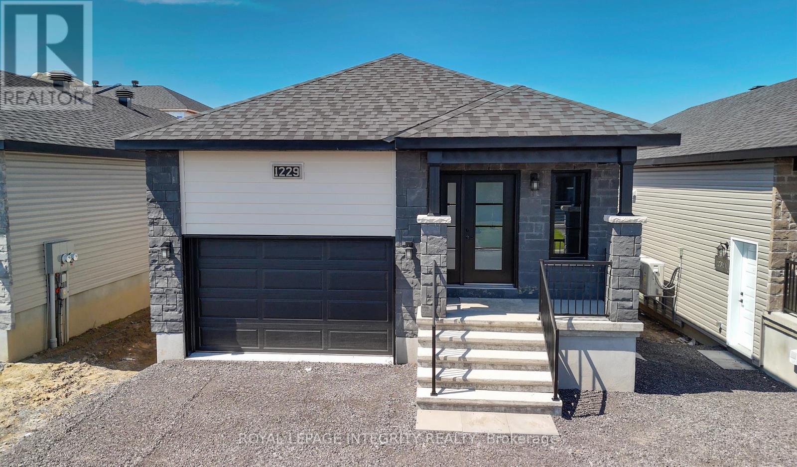 Upper 2 bedroom 2 bathroom unit