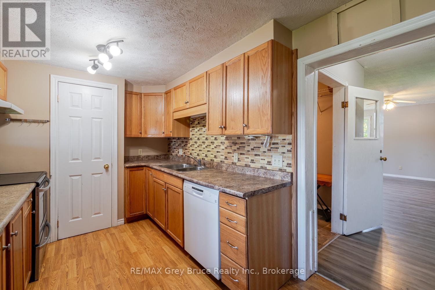 206 LINDSAY ROAD 30 - 8