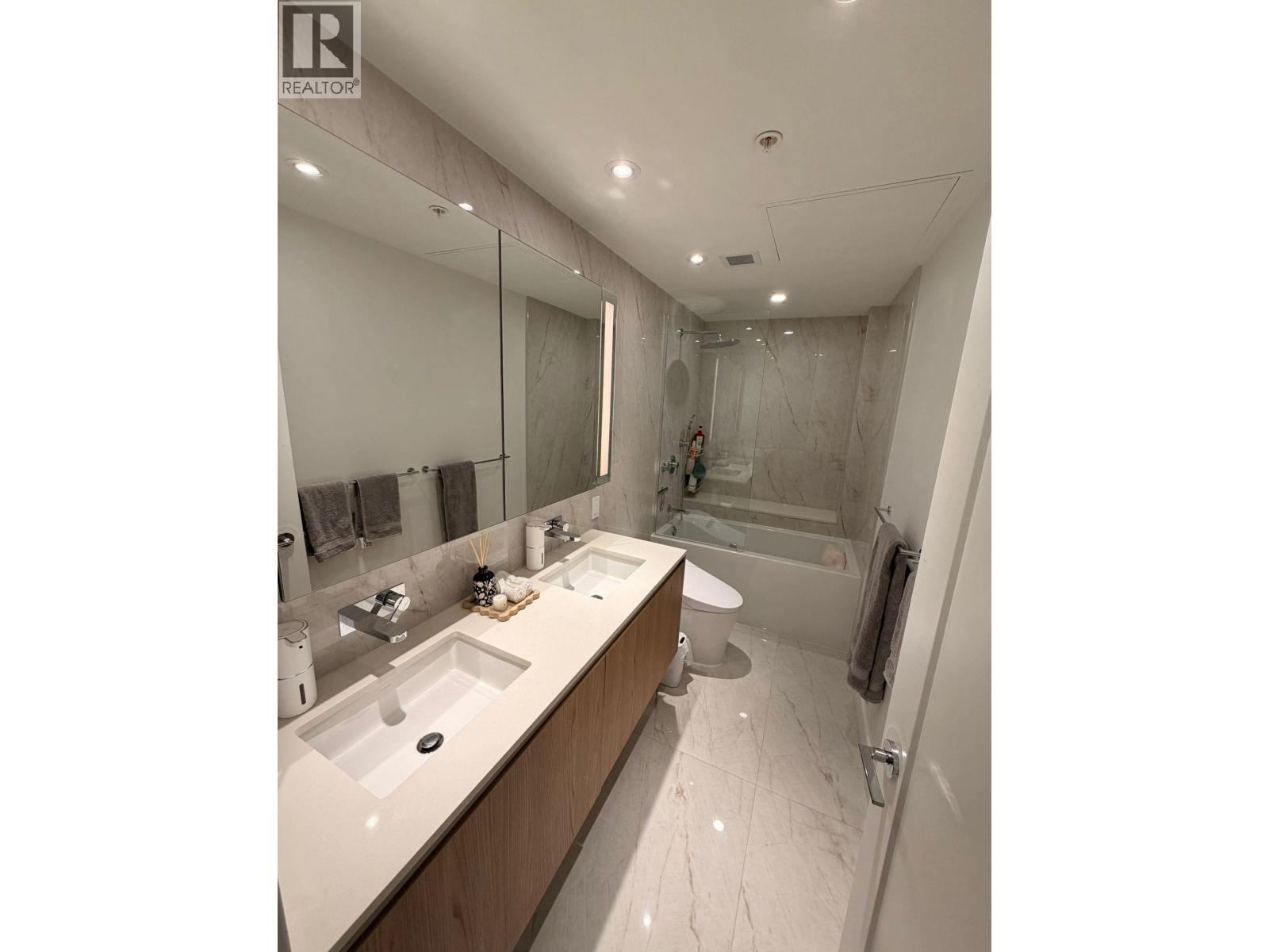 515 135 E 13TH STREET, North Vancouver