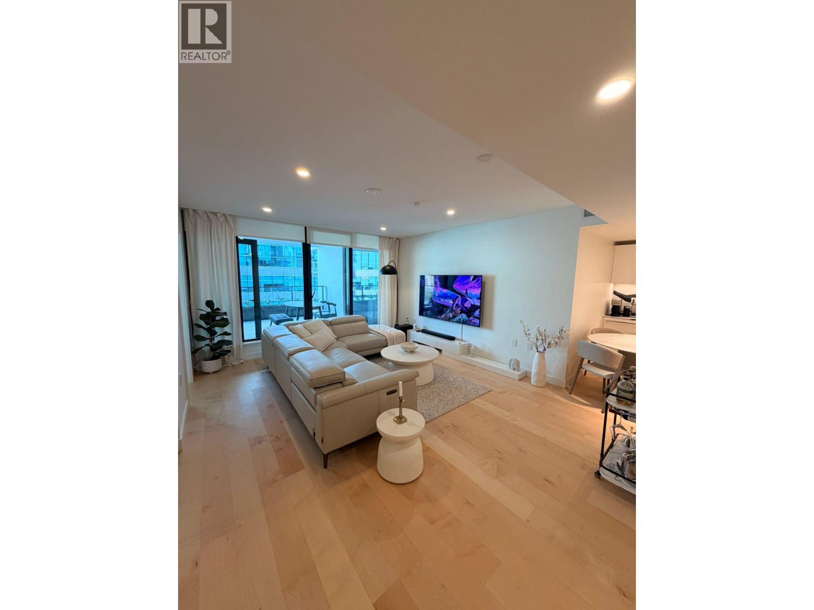 515 135 E 13TH STREET, North Vancouver