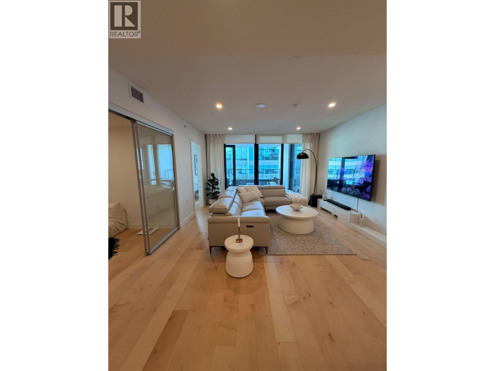 515 135 E 13TH STREET, North Vancouver