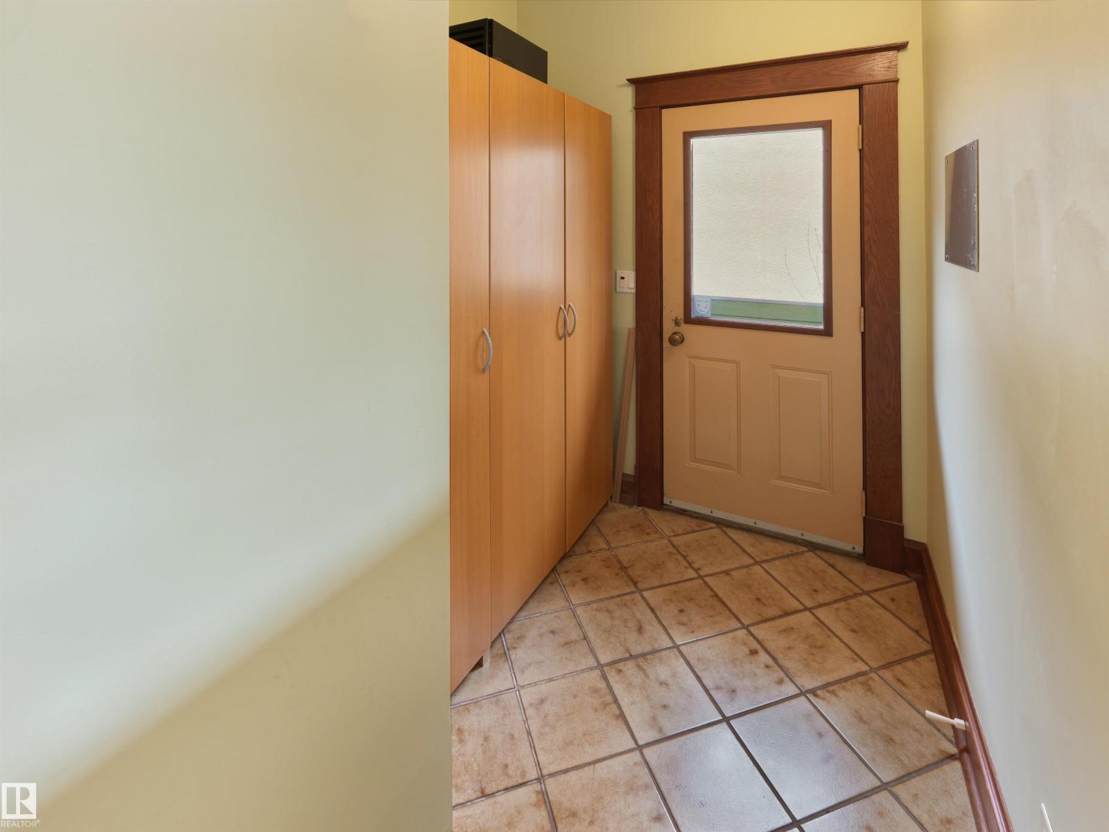 9739 86 AV NW - 17