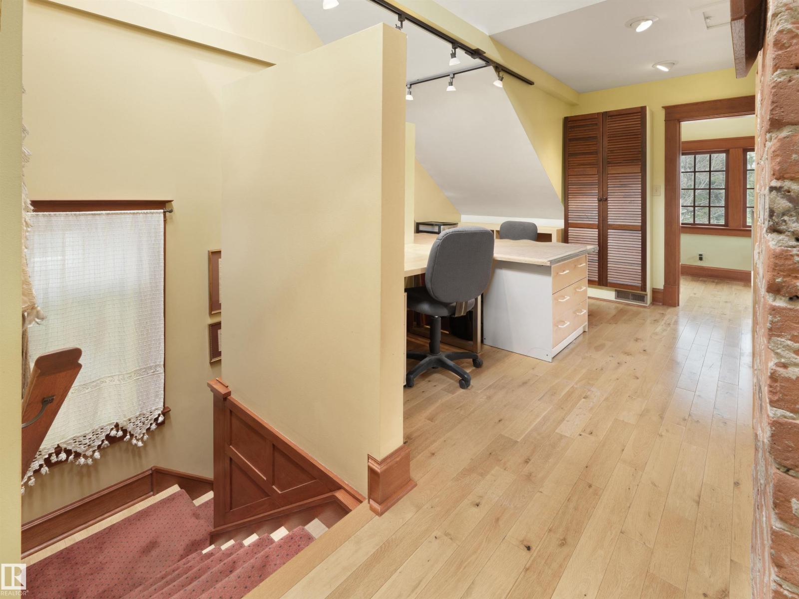 9739 86 AV NW - 19