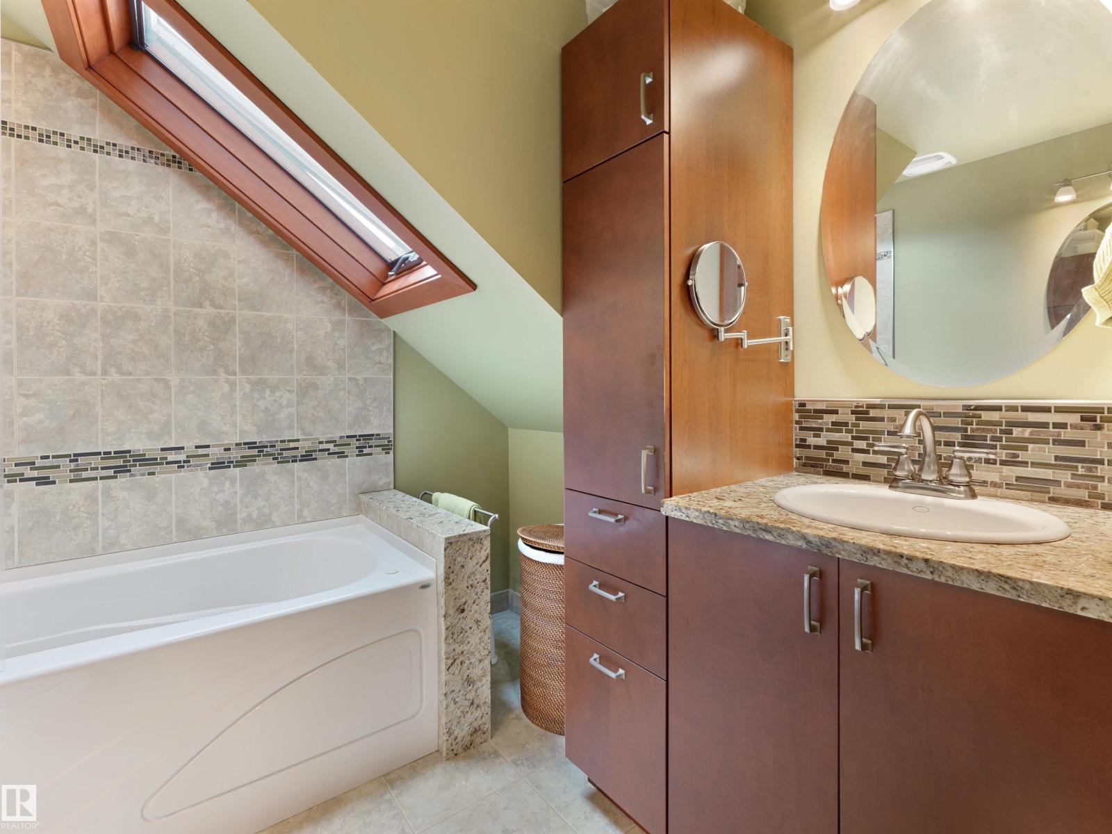 9739 86 AV NW - 25