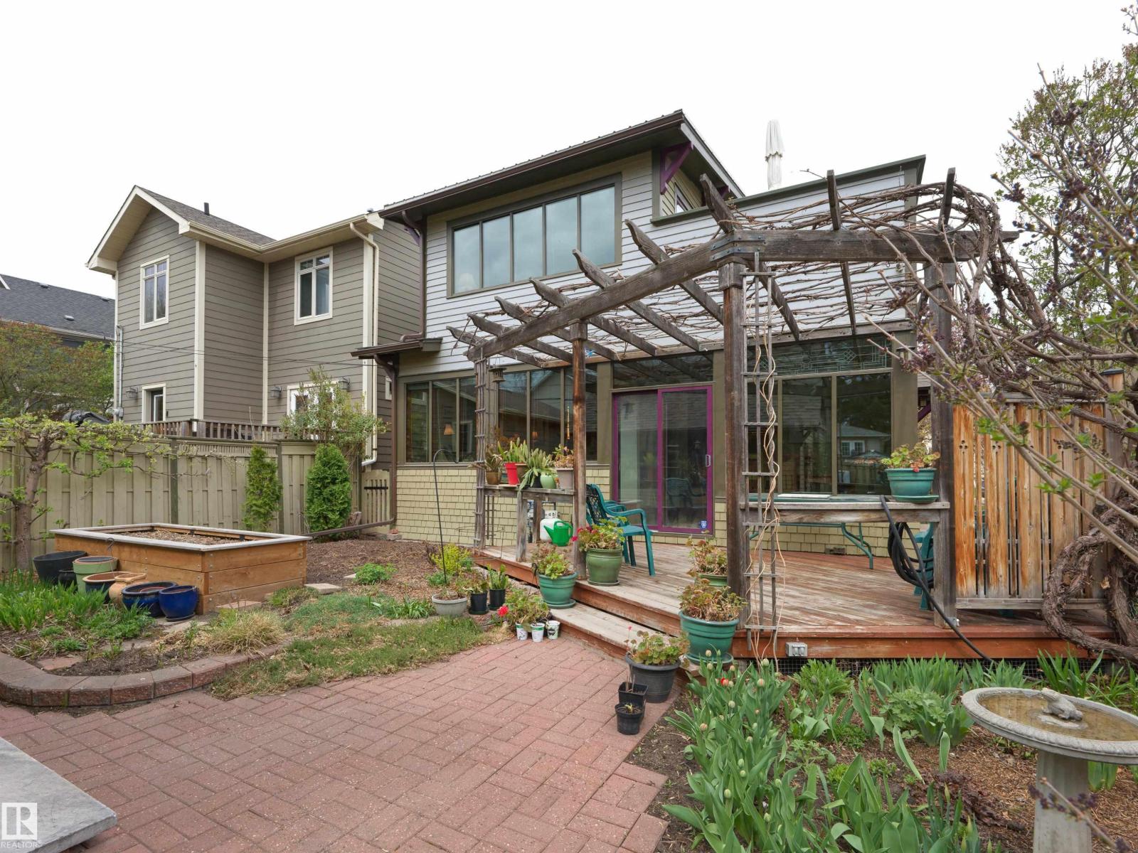 9739 86 AV NW - 32