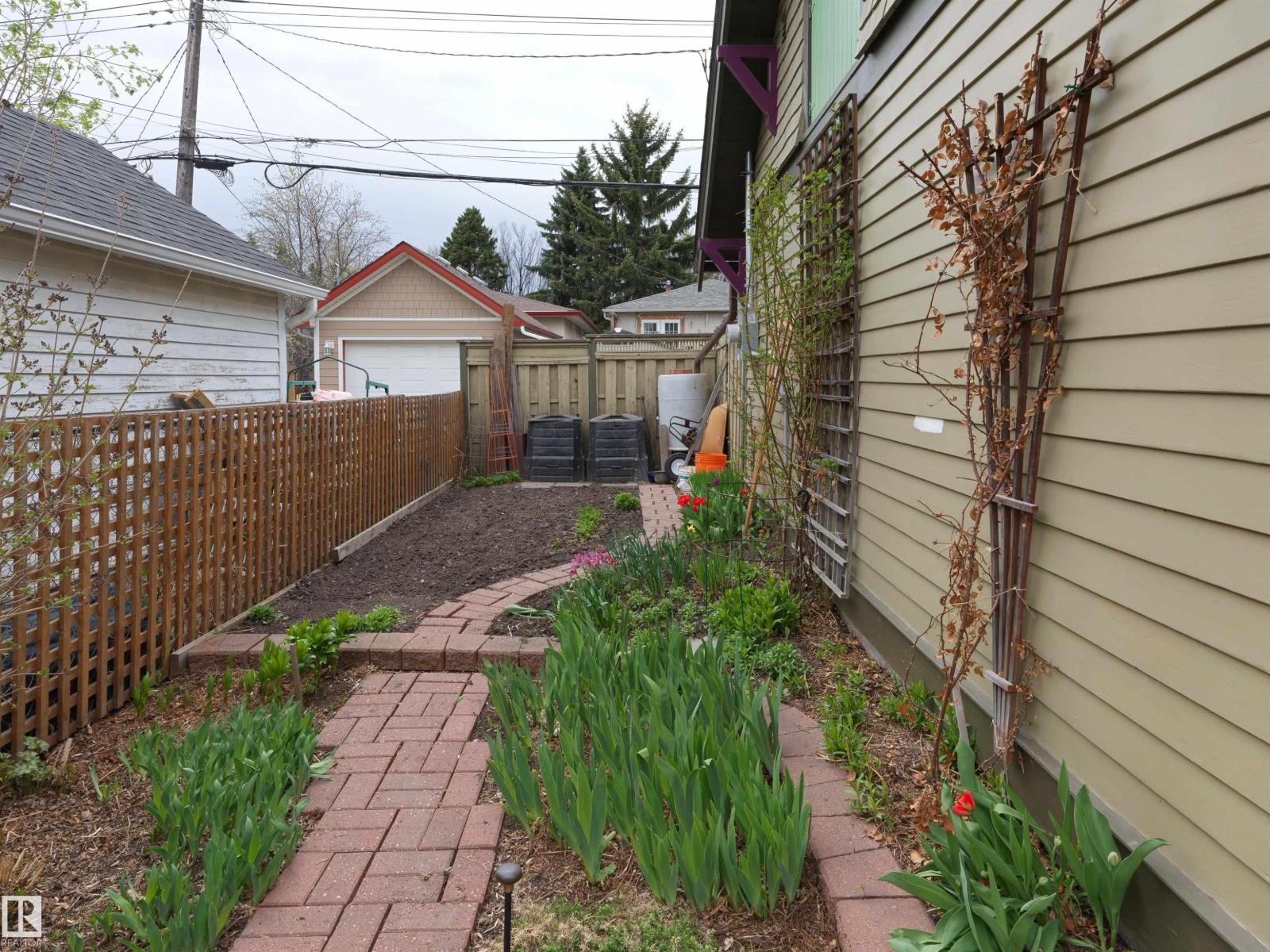 9739 86 AV NW - 35