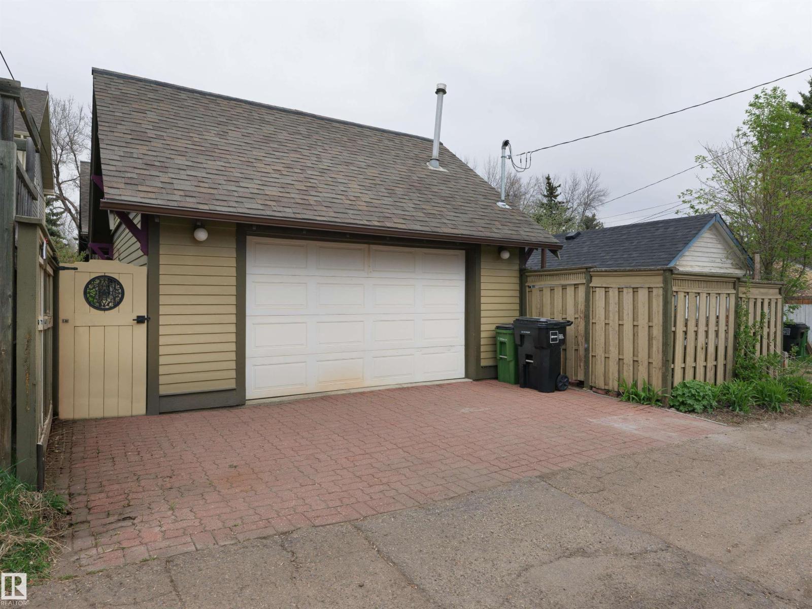 9739 86 AV NW - 40