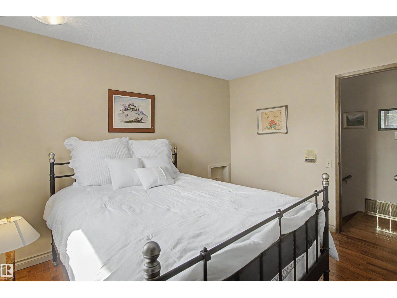11617 26 AV NW - 8