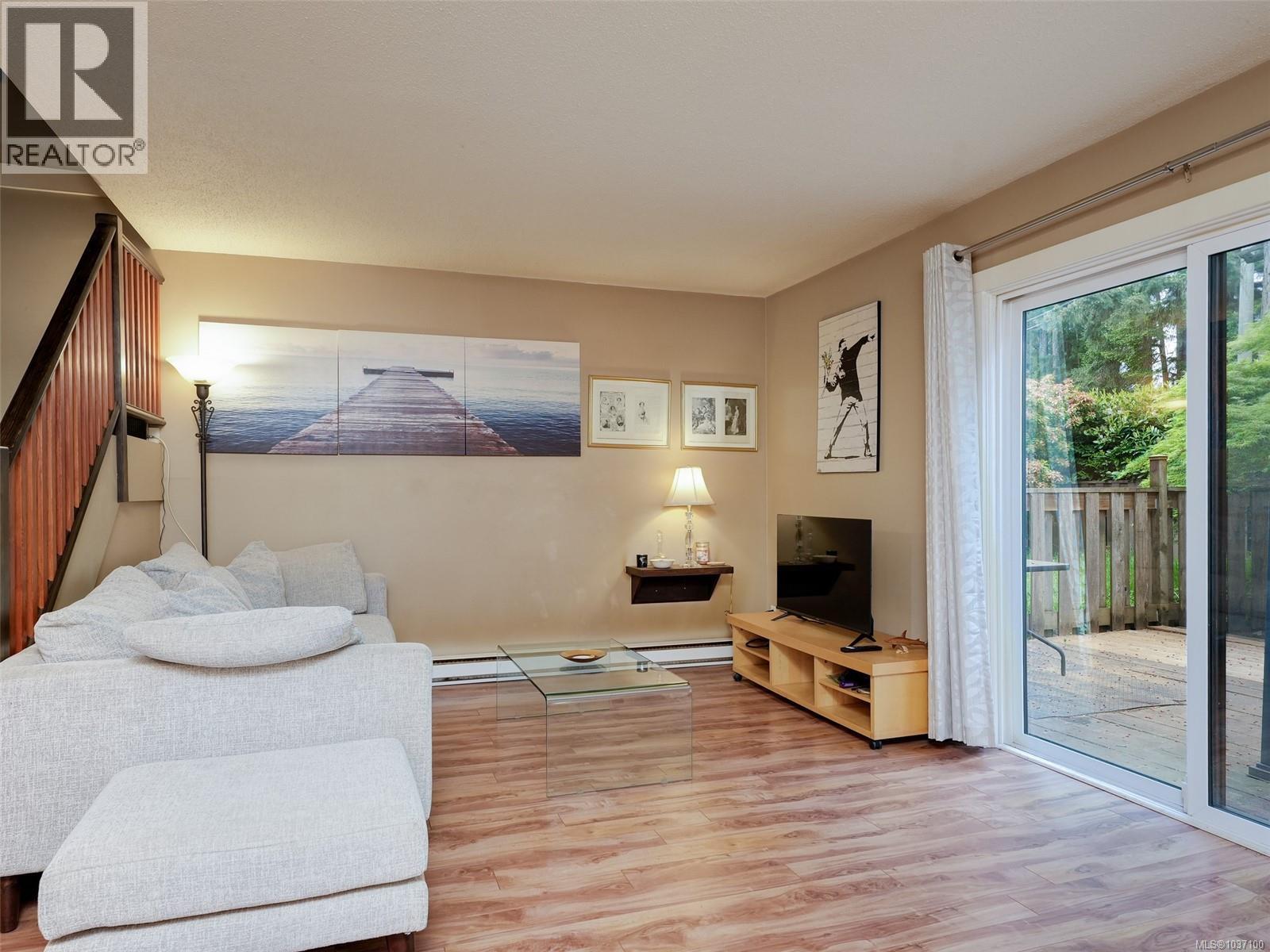 4 379 Wale Rd, Colwood