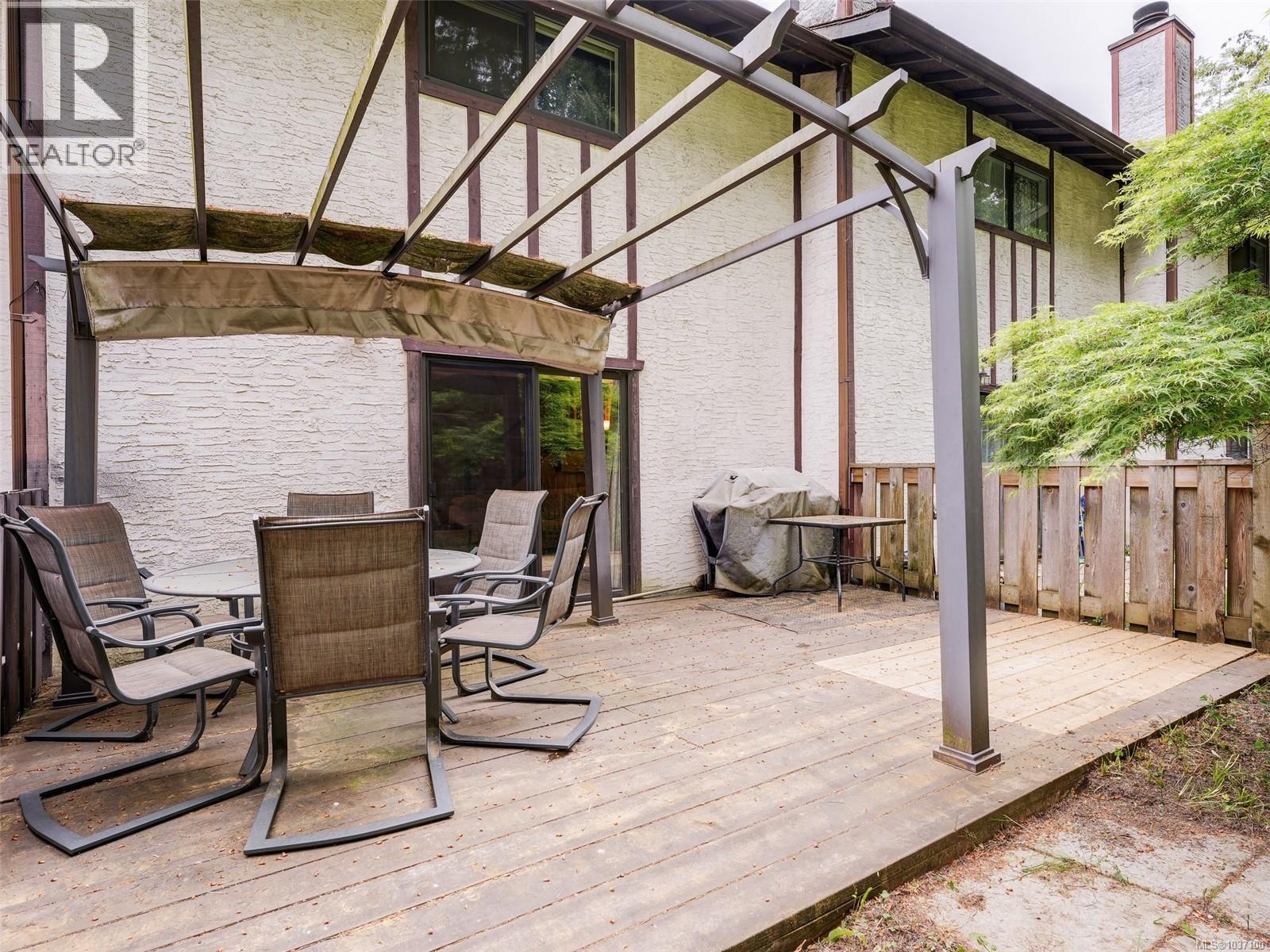 4 379 Wale Rd, Colwood