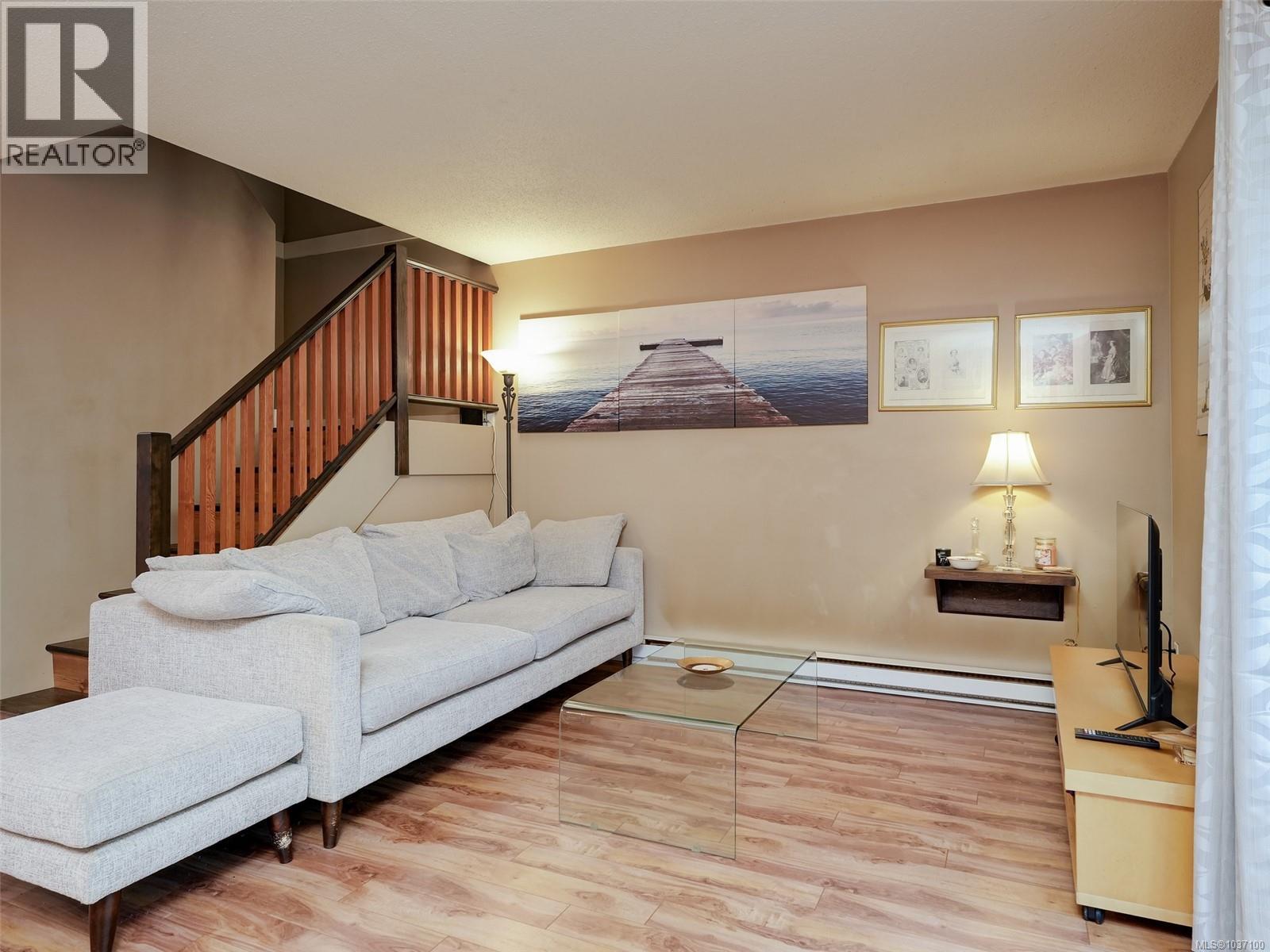 4 379 Wale Rd, Colwood
