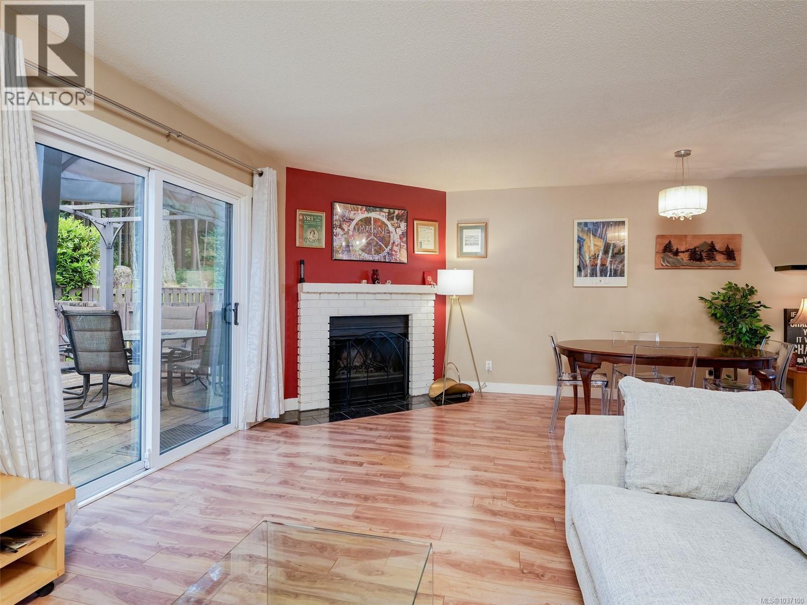 4 379 Wale Rd, Colwood