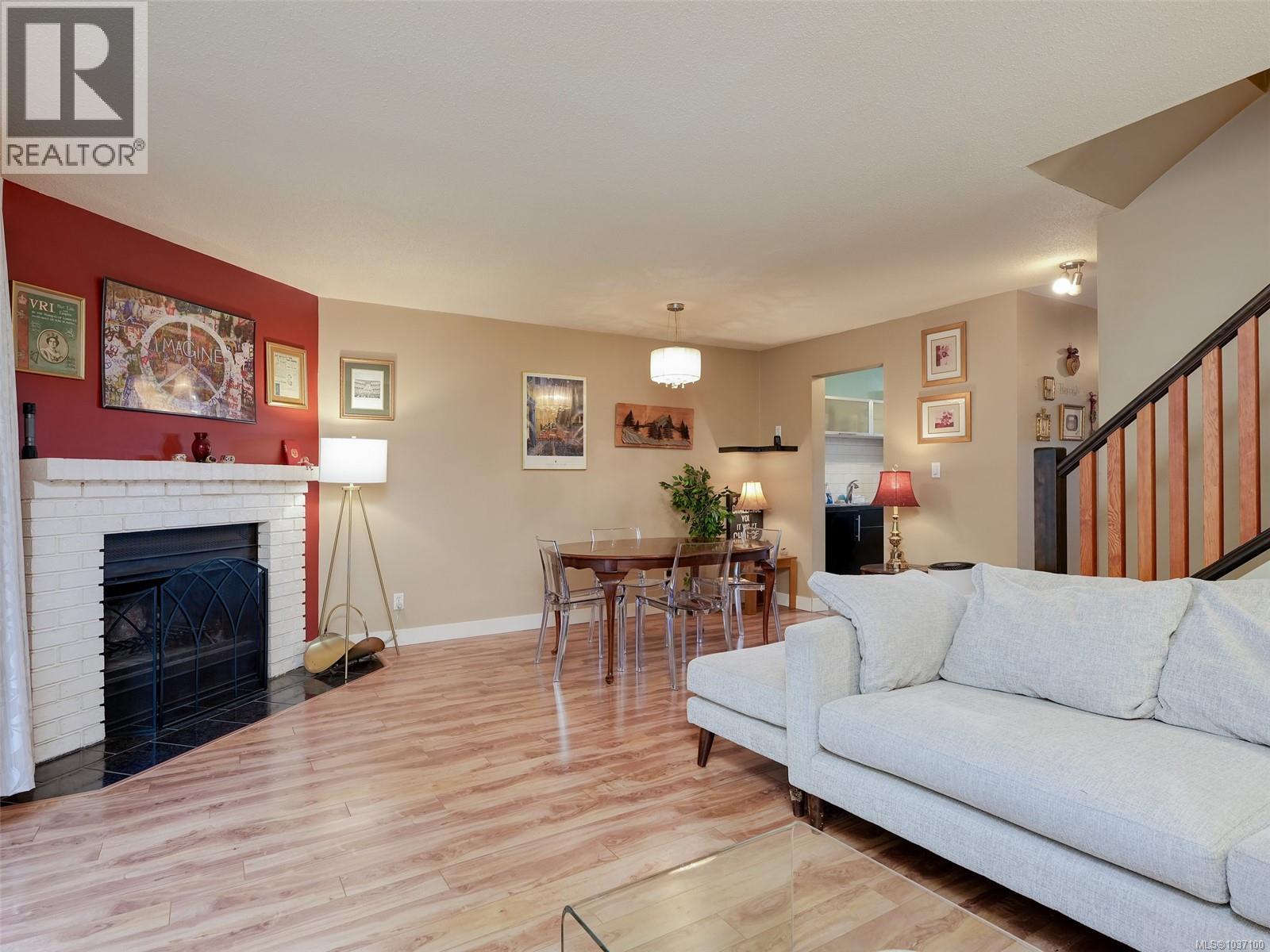 4 379 Wale Rd, Colwood