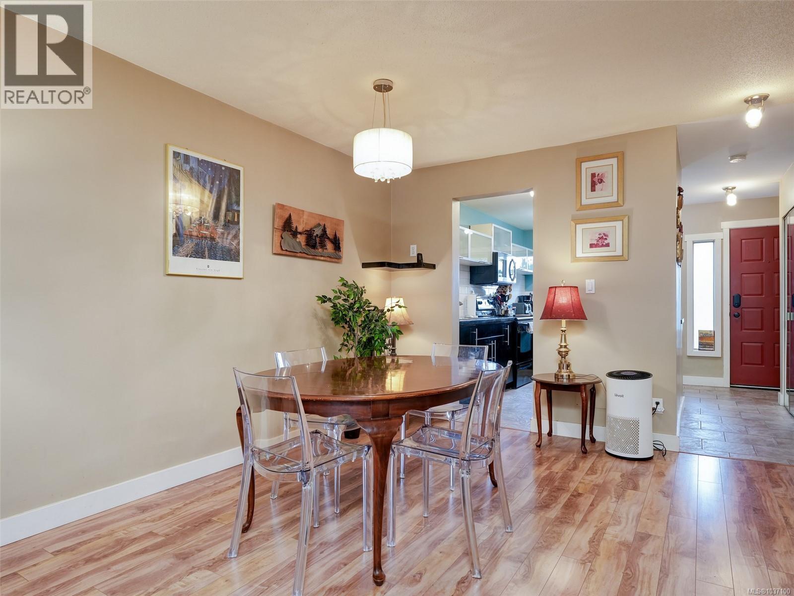 4 379 Wale Rd, Colwood