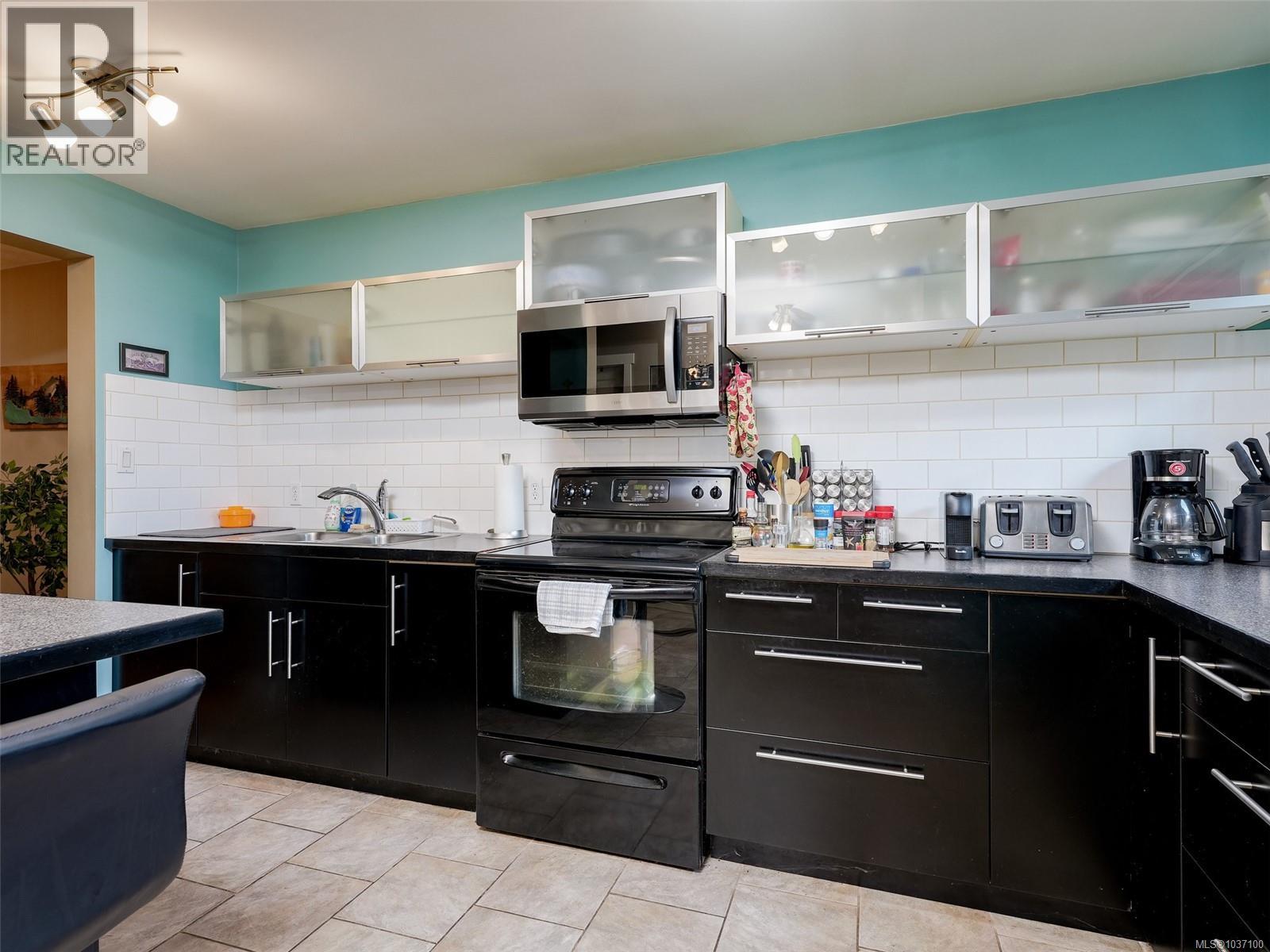 4 379 Wale Rd, Colwood