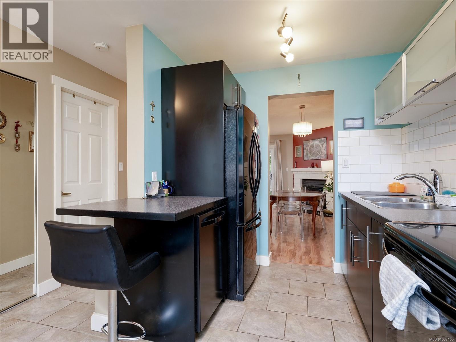 4 379 Wale Rd, Colwood