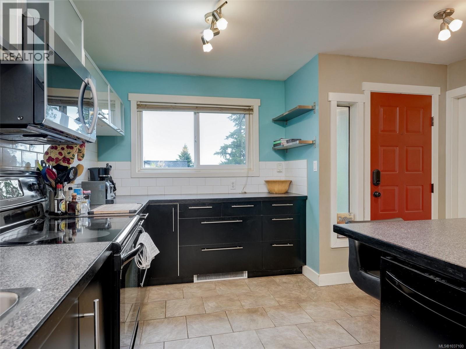 4 379 Wale Rd, Colwood