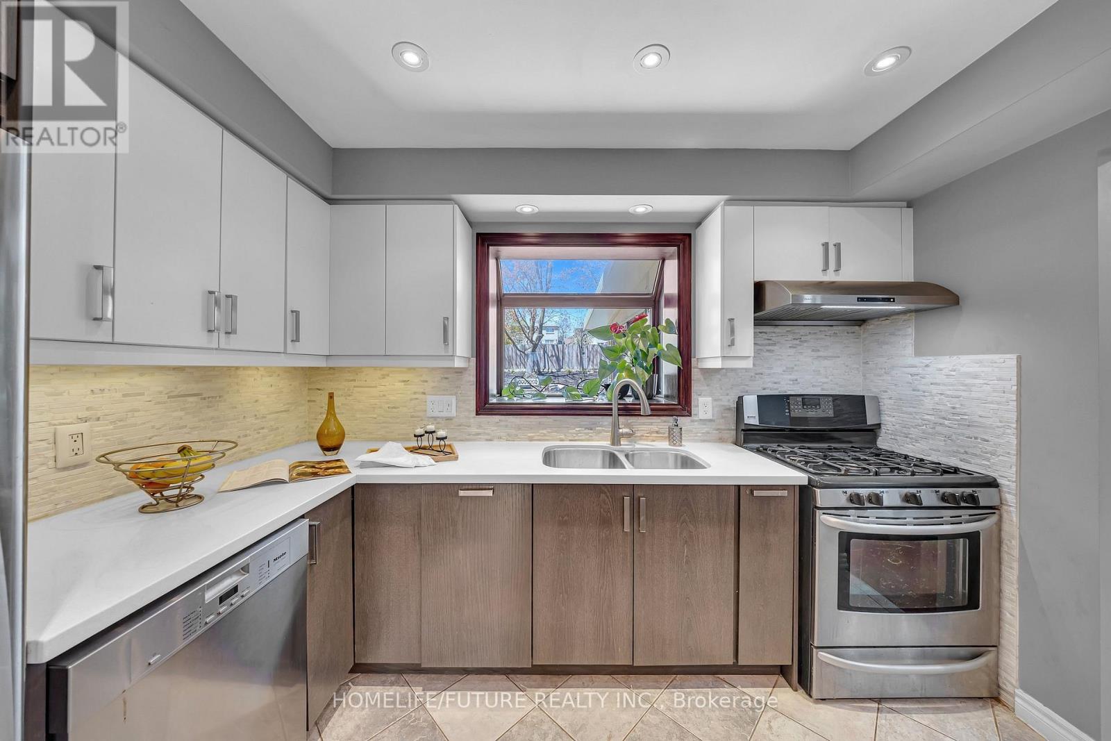 86 ROBINSON CRESCENT - 10