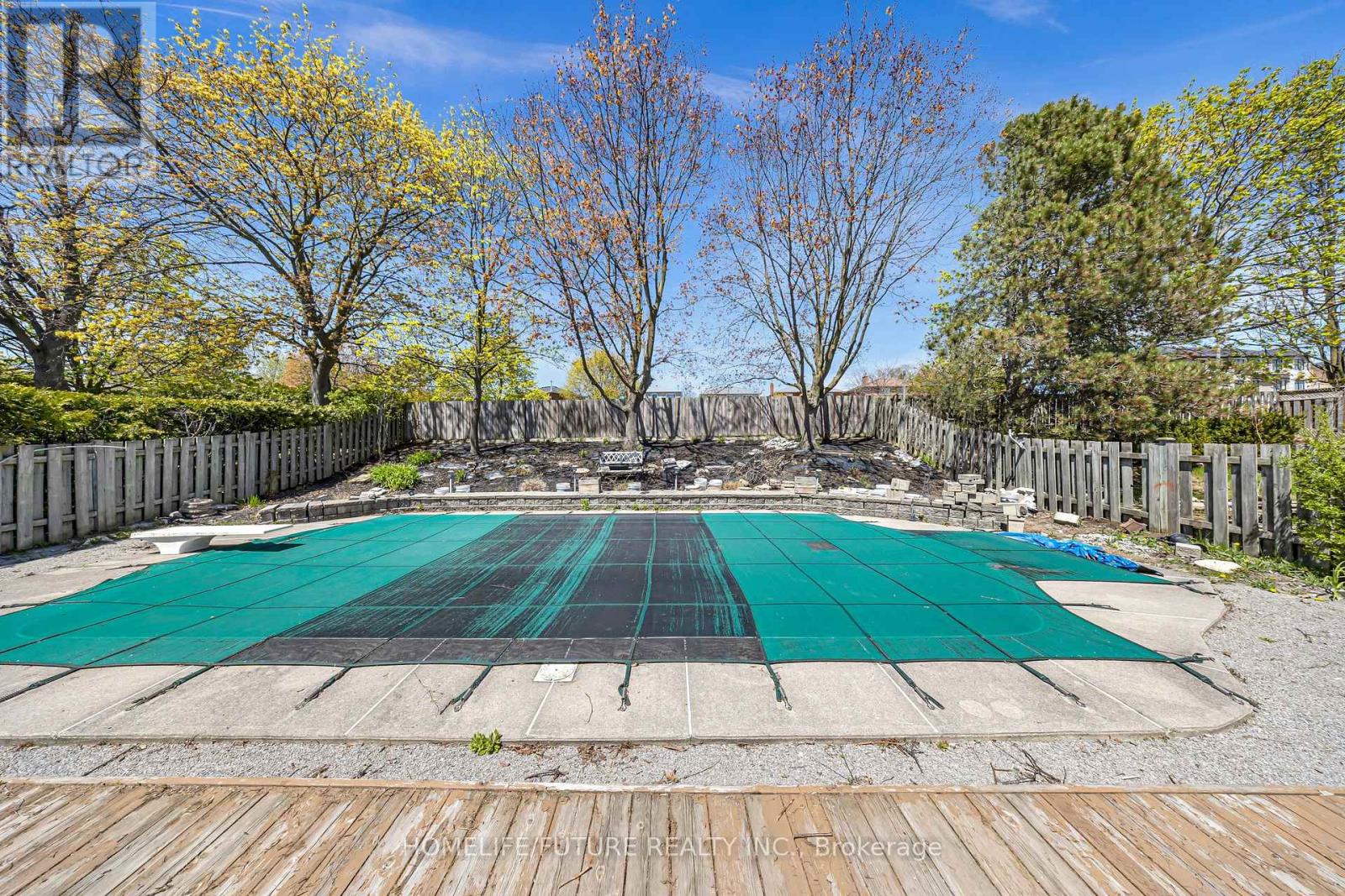 86 ROBINSON CRESCENT - 41