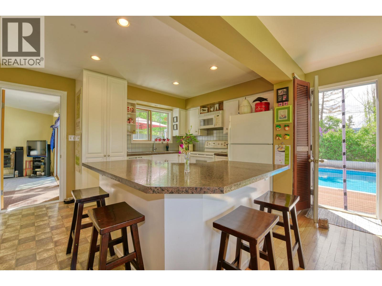8 WINDMILL CRESCENT - 4