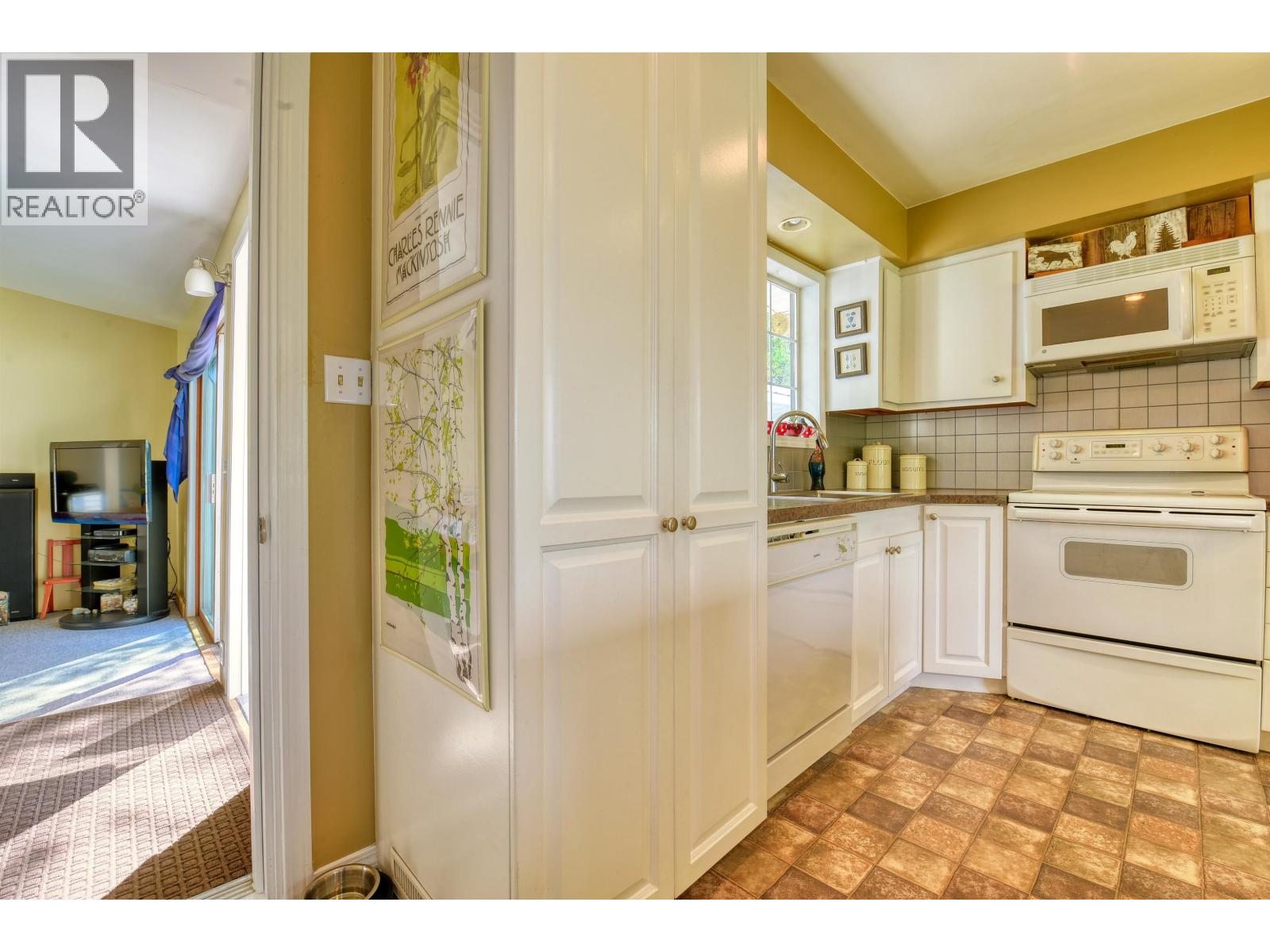 8 WINDMILL CRESCENT - 9